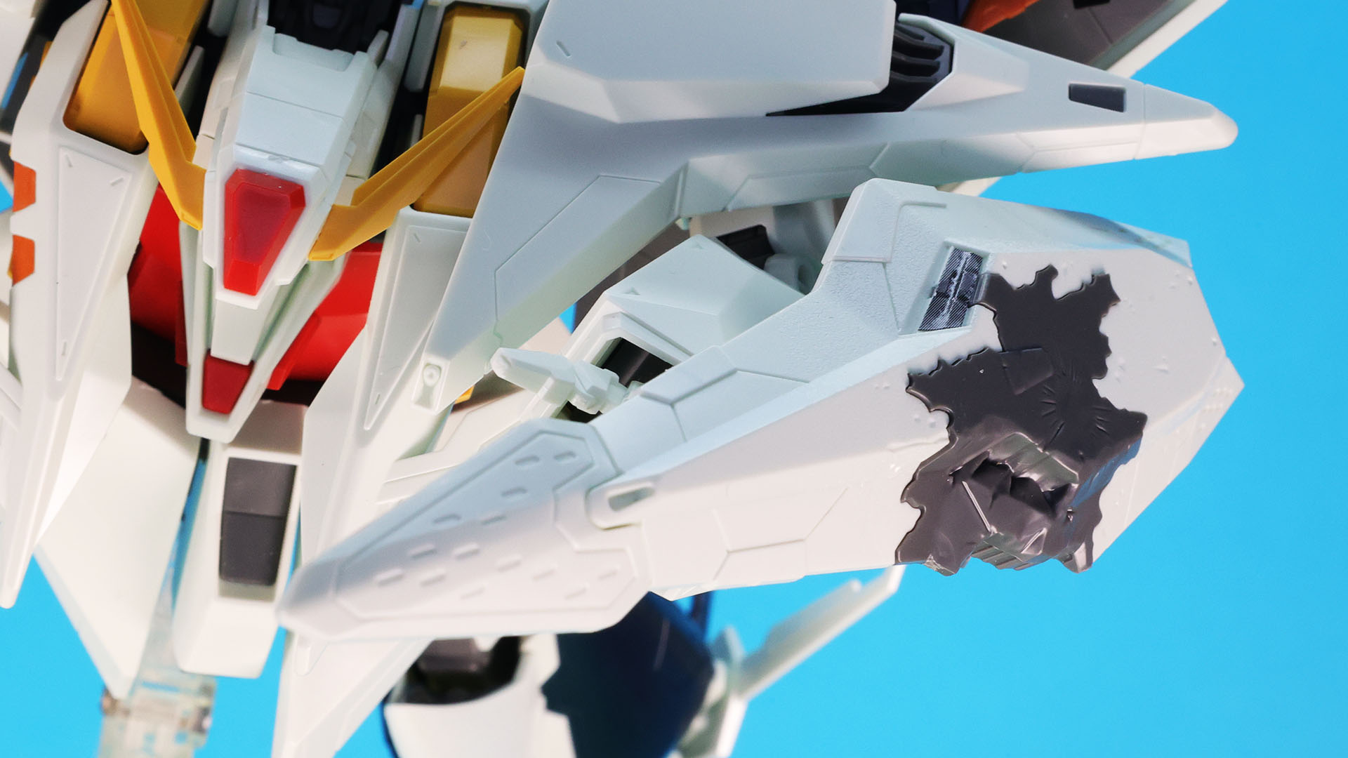 このパチピタ感がガンプラの技術を感じるところです。シールド表面にできた細かな傷もモールドで再現されています