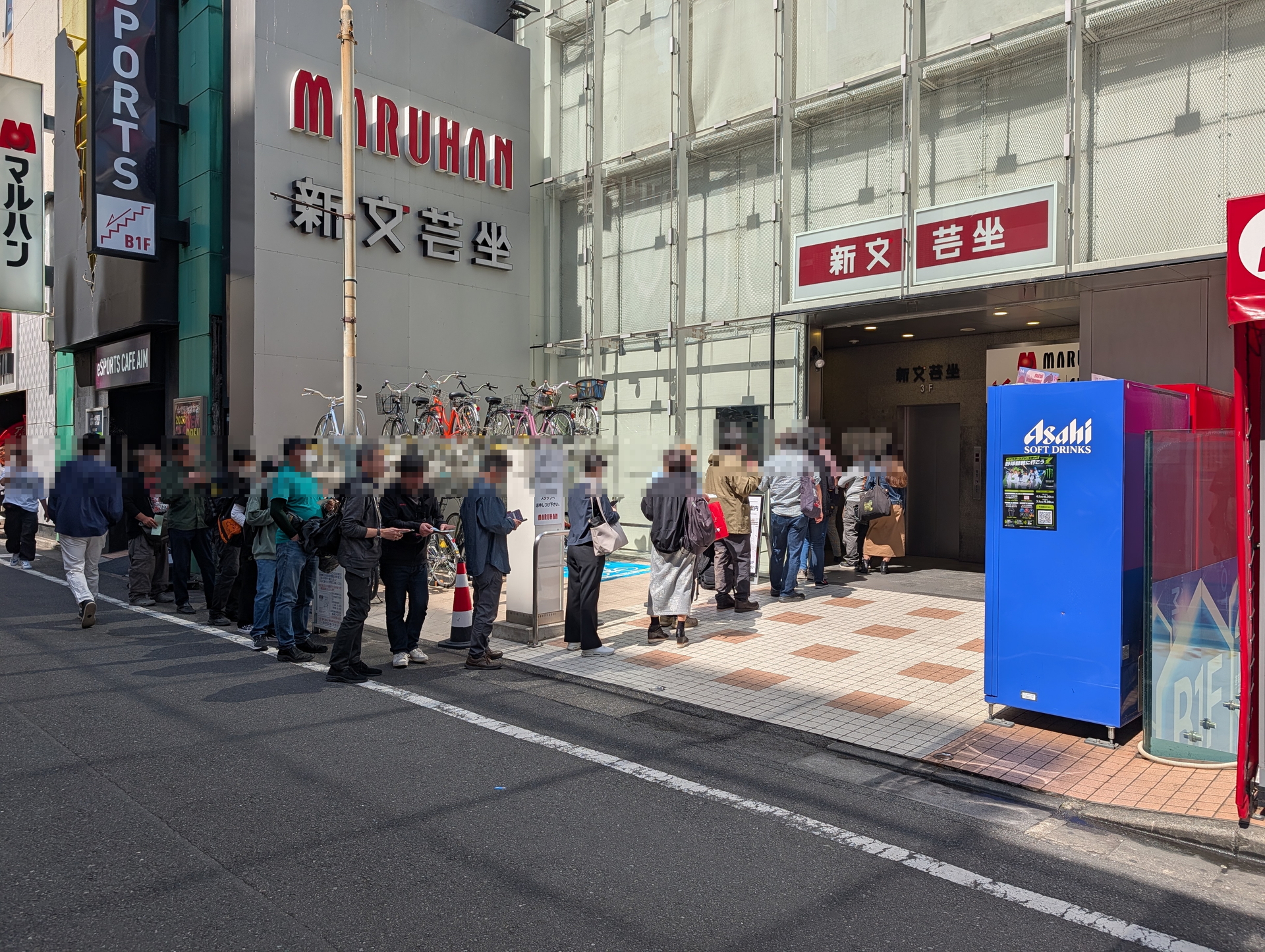 開場直前にもなると列は会場を飛び出し、会場の外へ