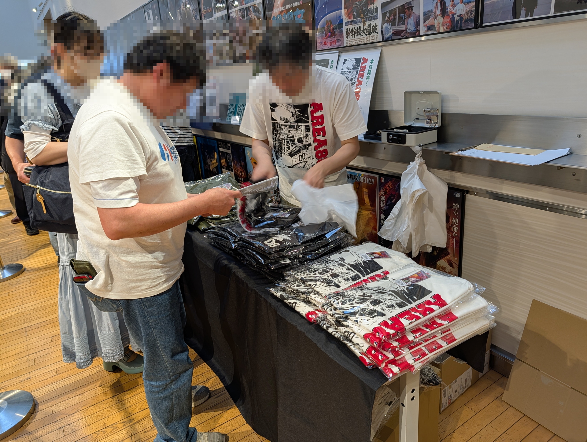 Tシャツなど物販コーナーには豊富なアイテムが並べられており、いずれも好評だったようだ