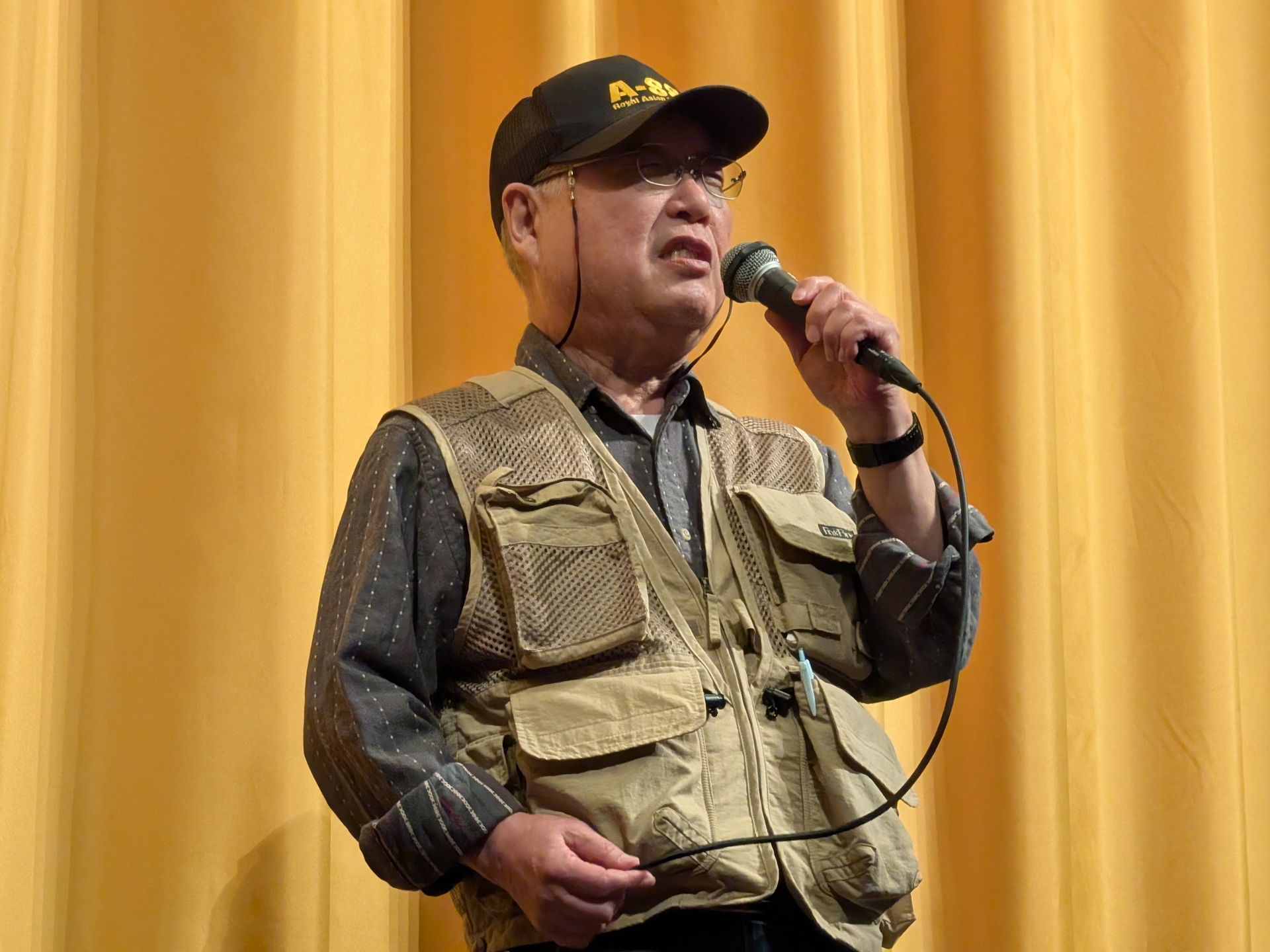 漫画家の新谷かおる氏は帽子を深々と被ってステージに登場
