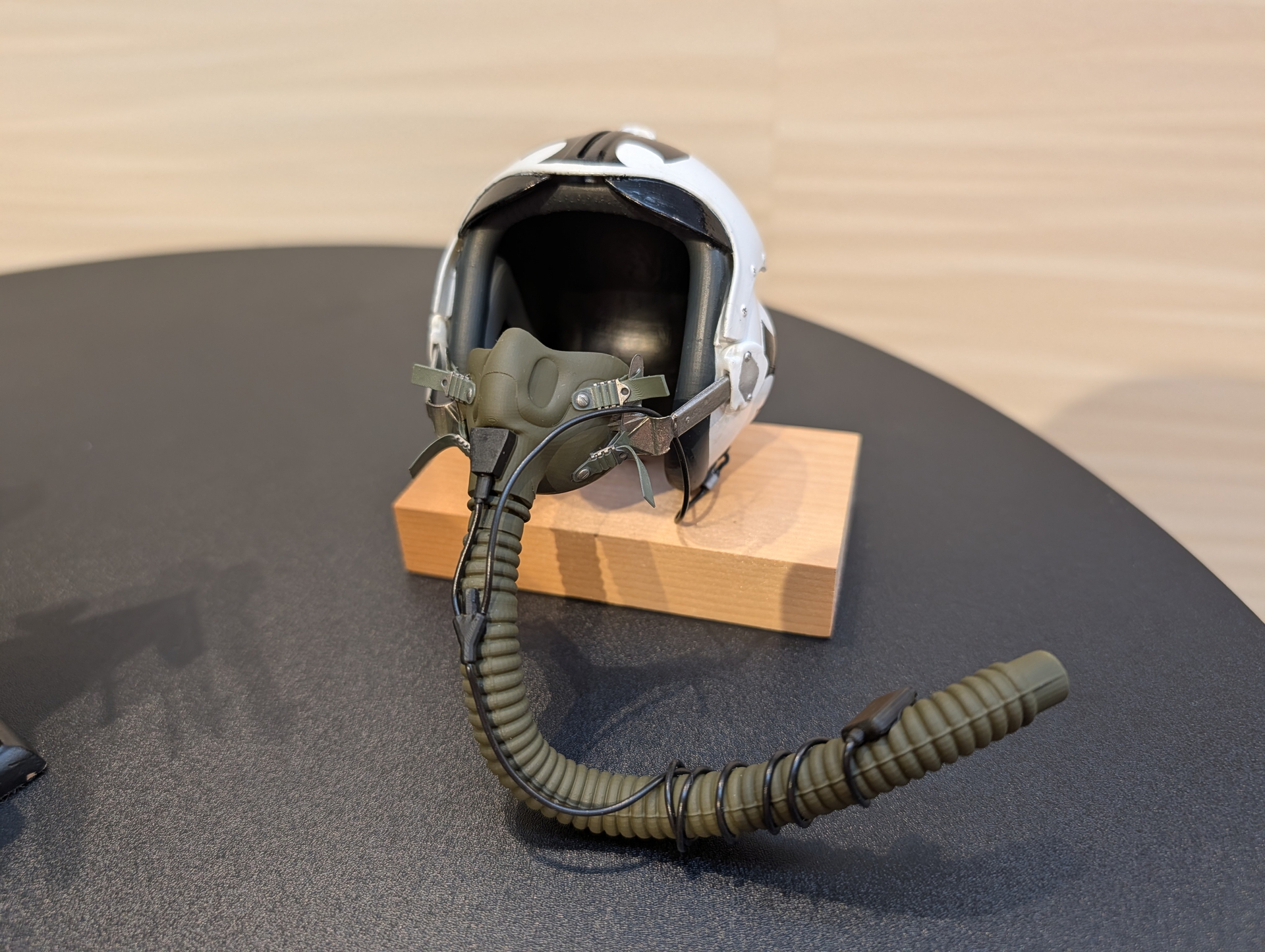 風間真のヘルメットのミニチュアも合わせて展示