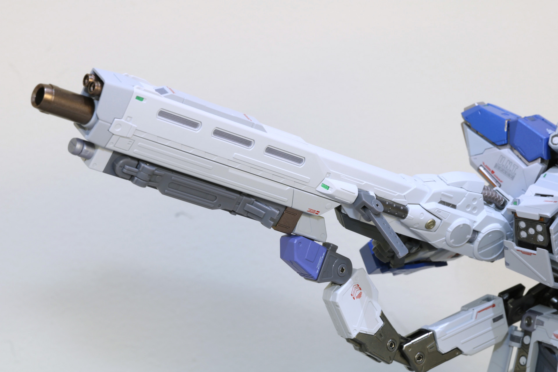 付属のサイドスカートアーム（※「「METAL BUILD Hi-νガンダム［METAL BUILD EXPO］」専用）で支えることで、保持力の補強とともに重厚感あるディスプレイが可能