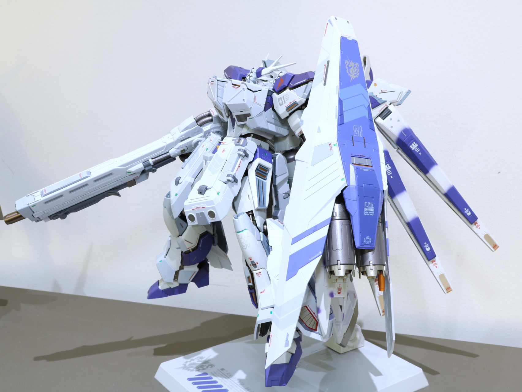 Hi-νガンダム本体を覆うほど巨大なハイパー・メガ・シールド