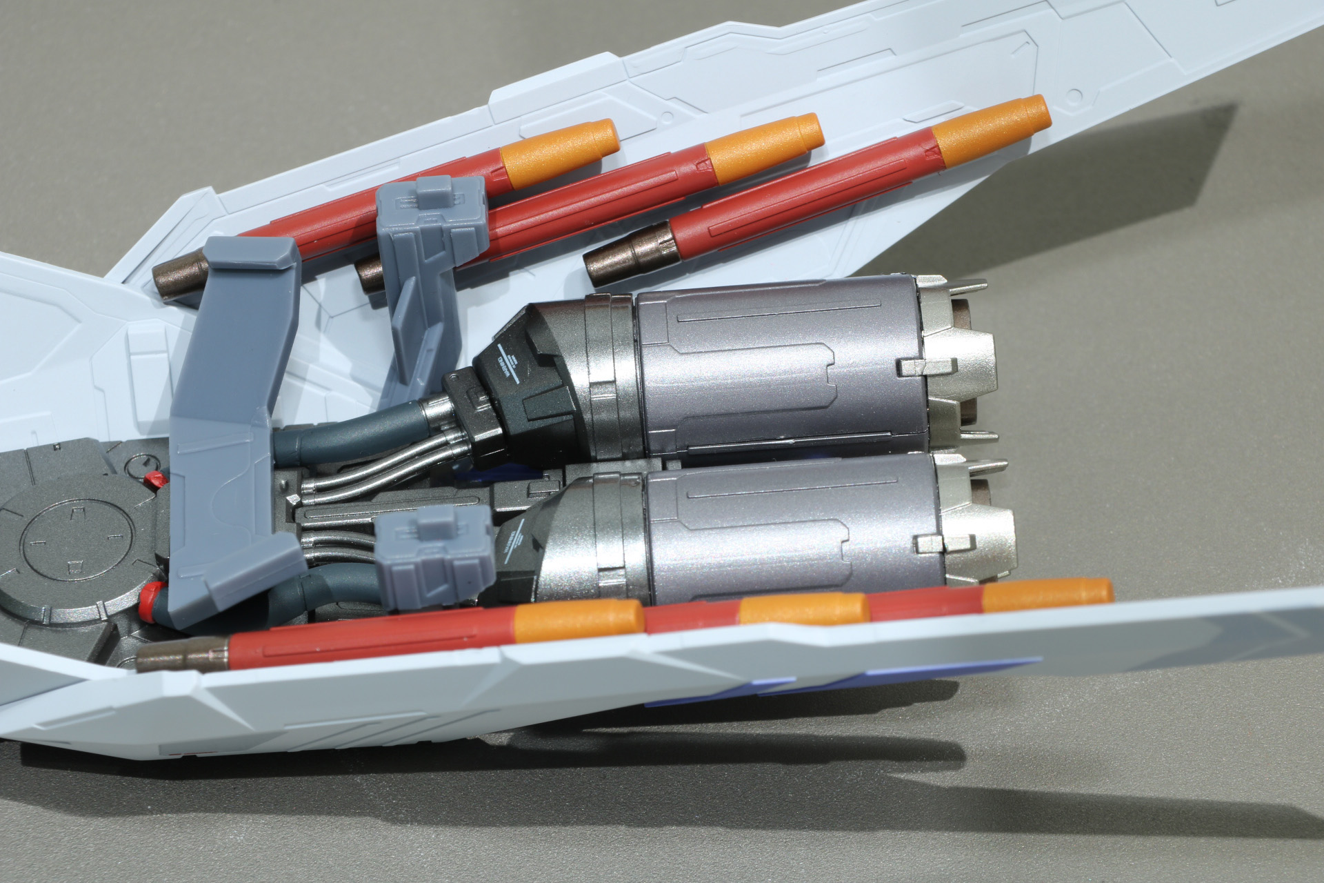 ミサイルランチャーも装備。砲身から伸びるパイプなどのディテールも作り込まれている