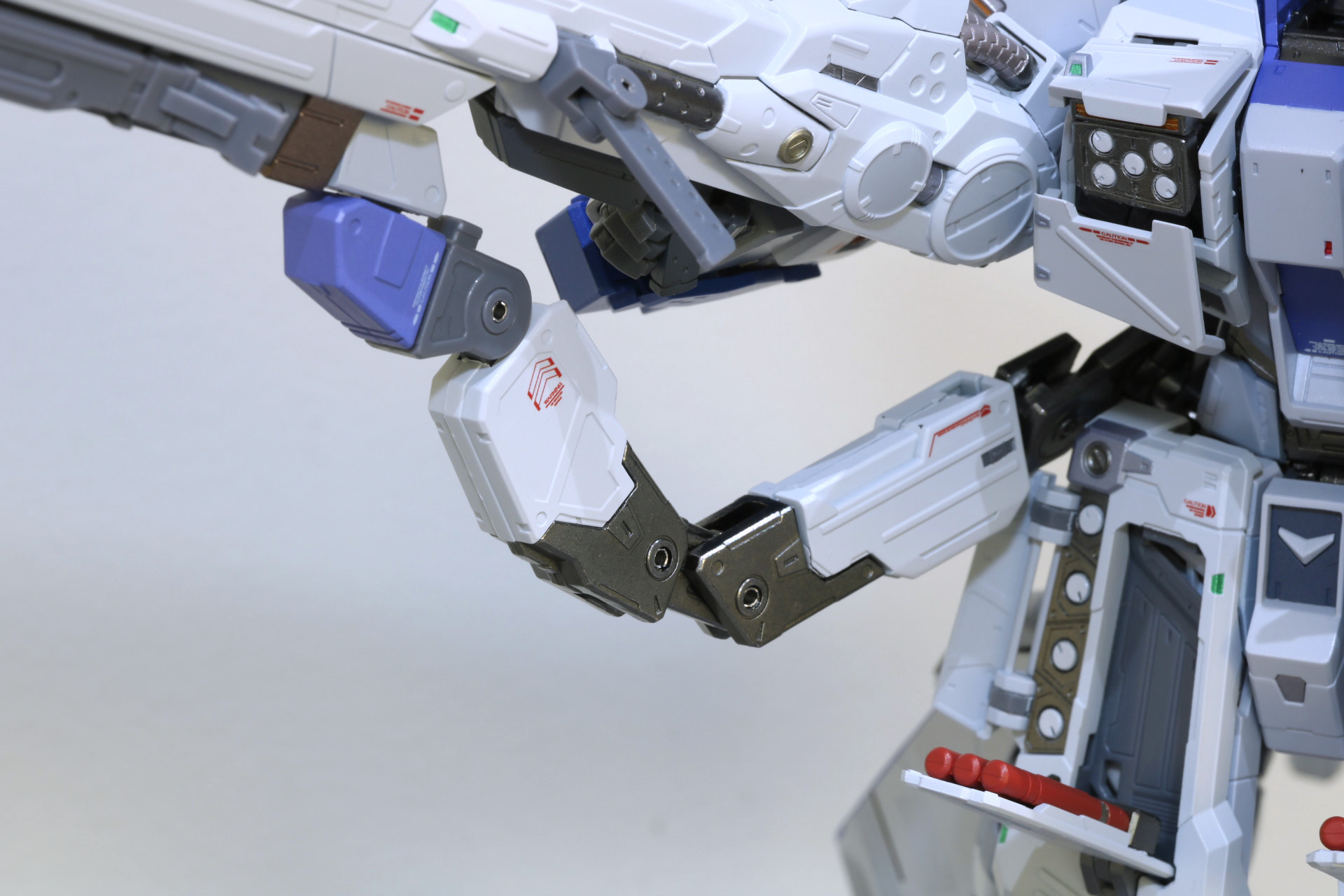 専用のサイドスカートアームは「METAL BUILD Hi-νガンダム［METAL BUILD EXPO］」に装着ができ、ハイパー・メガ・ライフル、ハイ・メガ・シールドの保持ができる