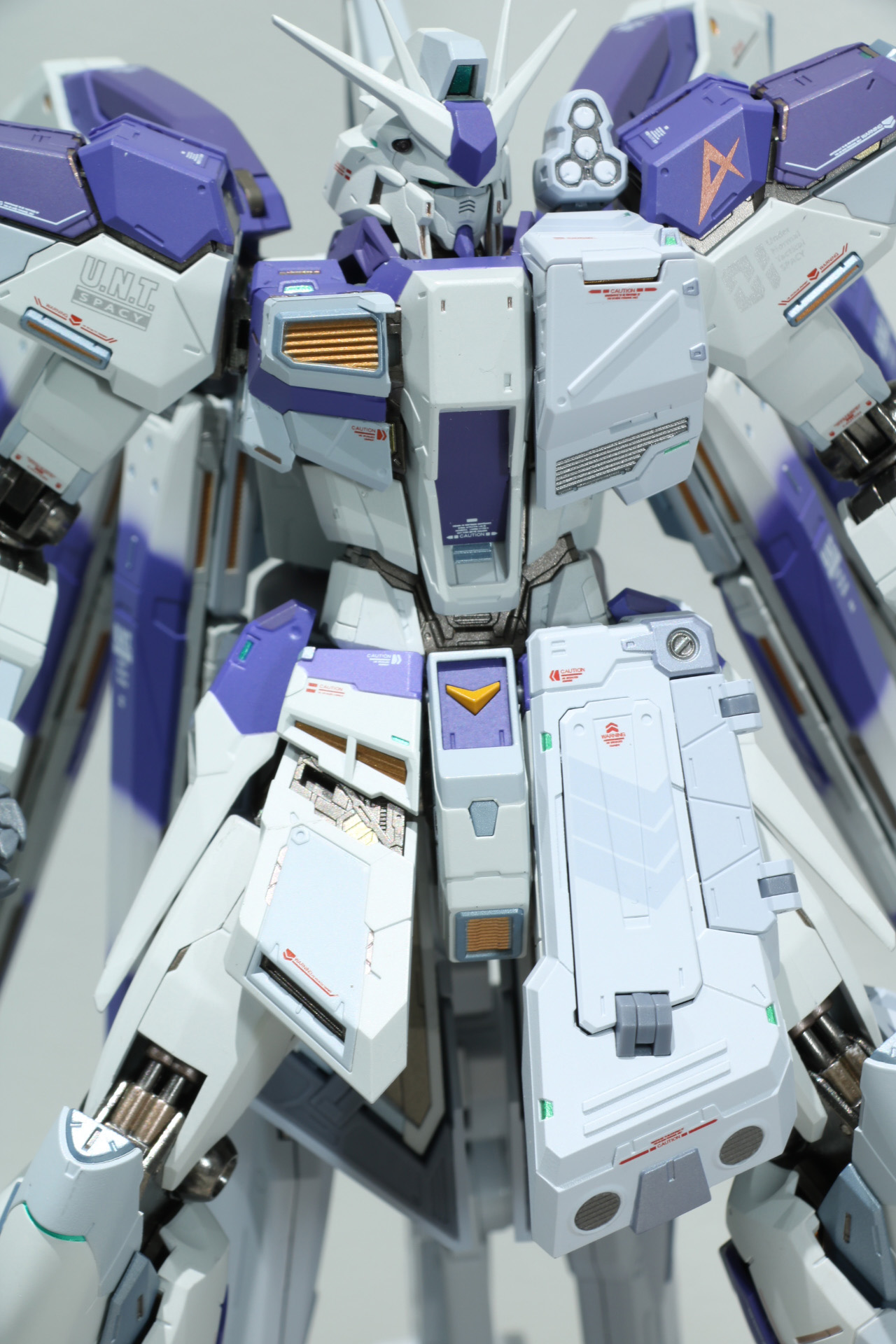 Hi-νガンダム本体の装甲を展開し、その上から装甲を被せていく