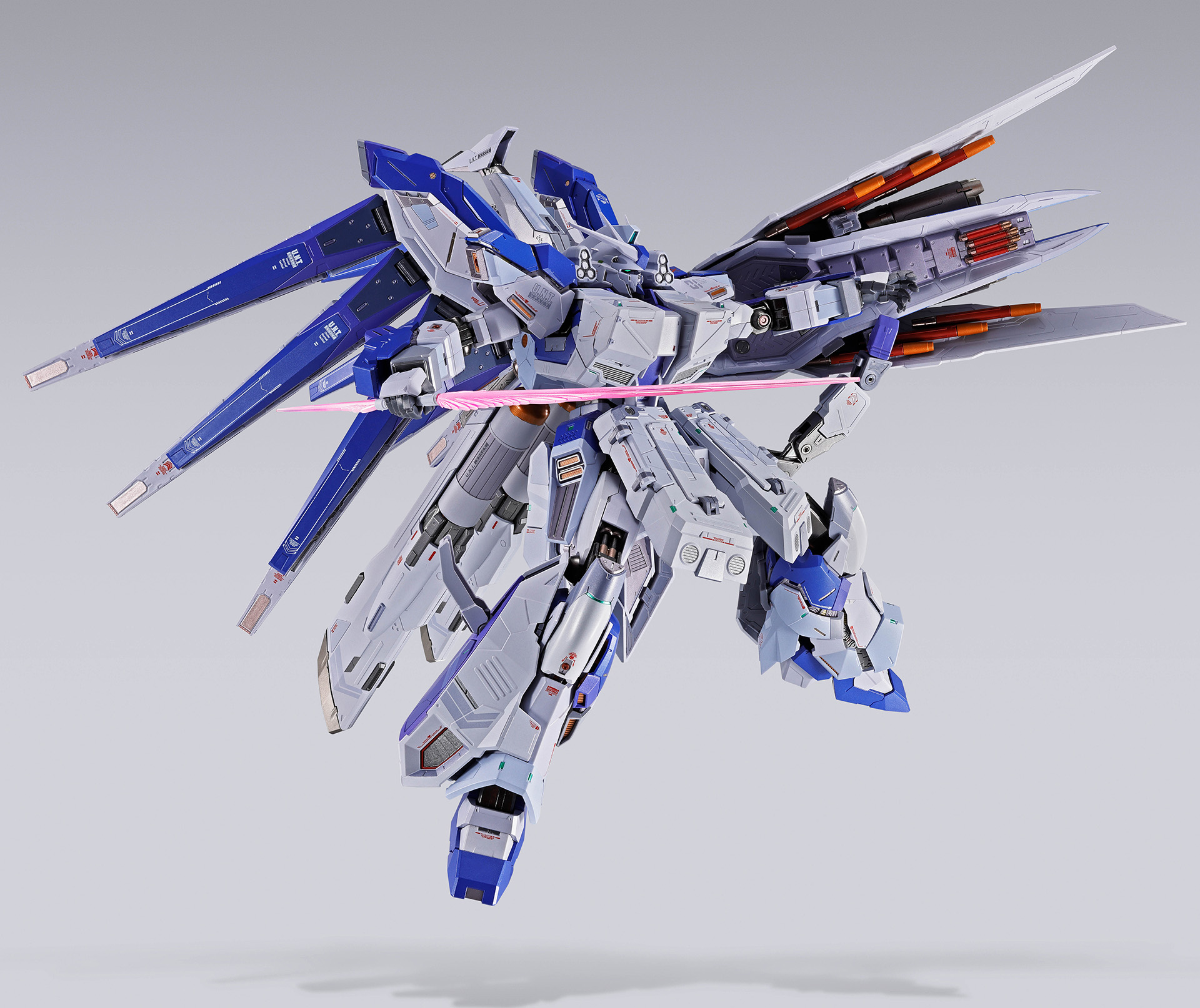 重武装ながらアクションポーズをしっかりと取ることができる