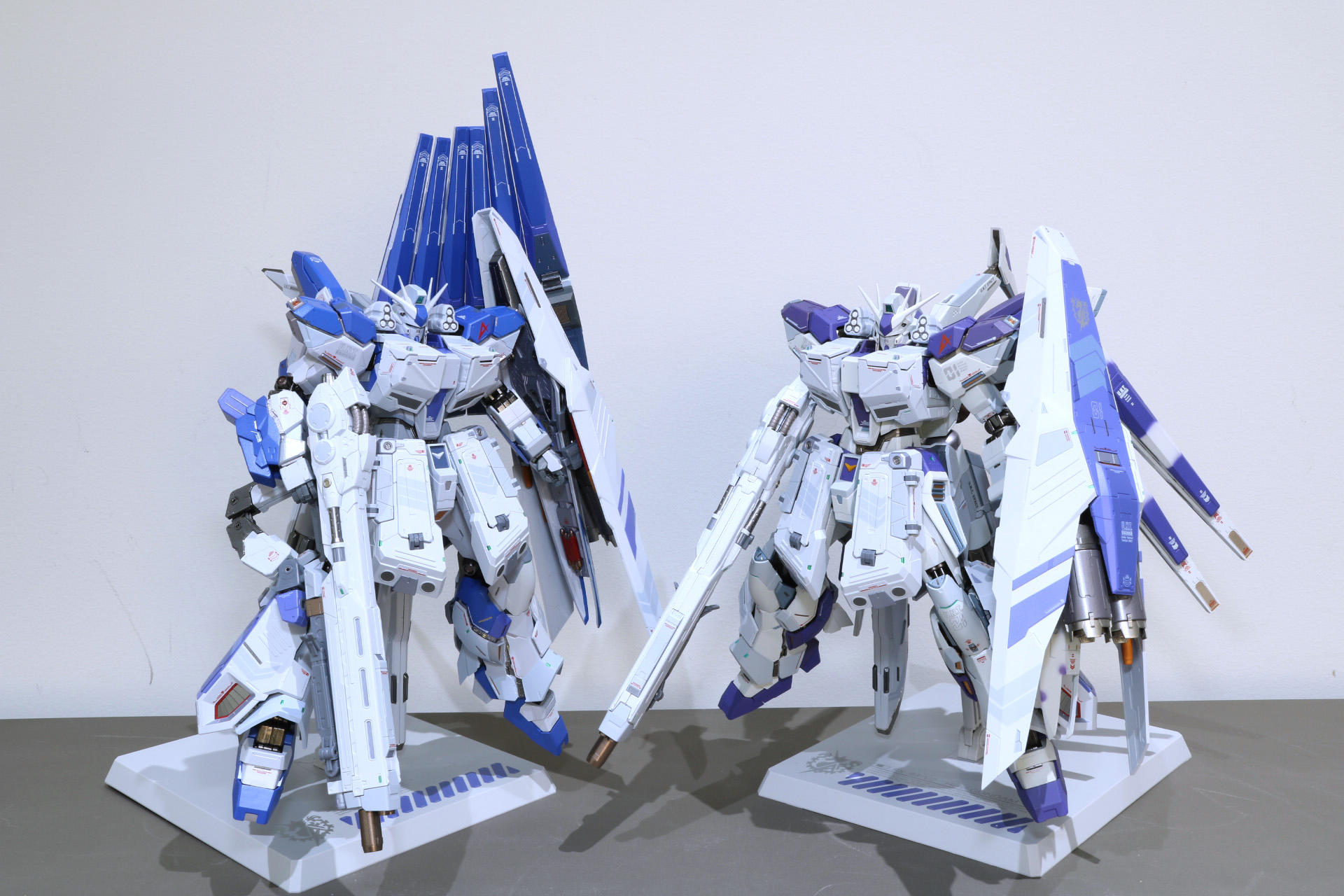 「METAL BUILD Hi-νガンダム［METAL BUILD EXPO］」(左）と「METAL BUILD Hi-νガンダム」（右）どちらにも合う彩色を採用