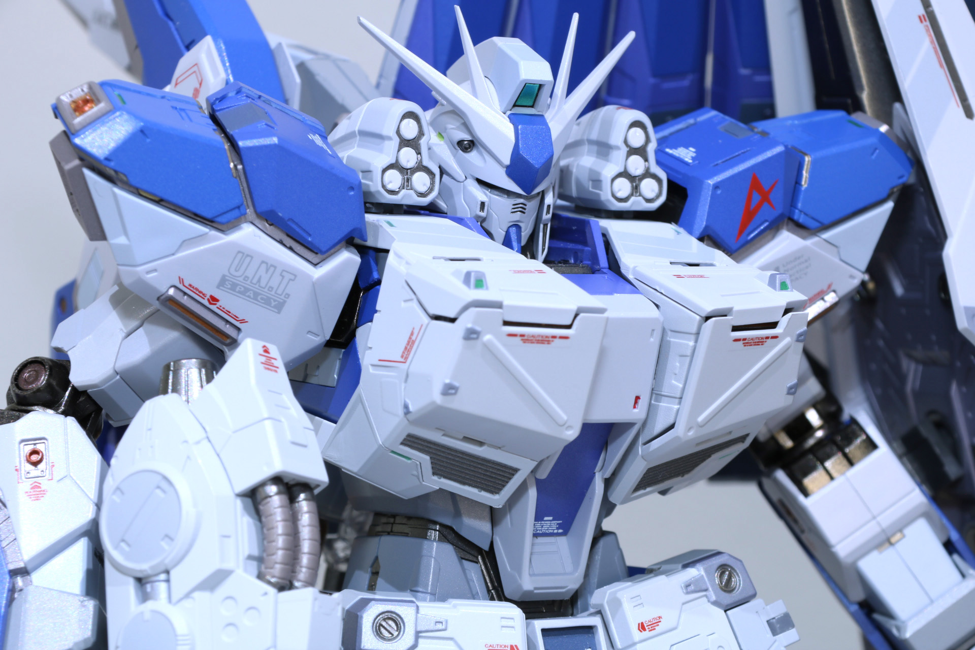 「METAL BUILD Hi-νガンダム［METAL BUILD EXPO］」は青味を感じる印象