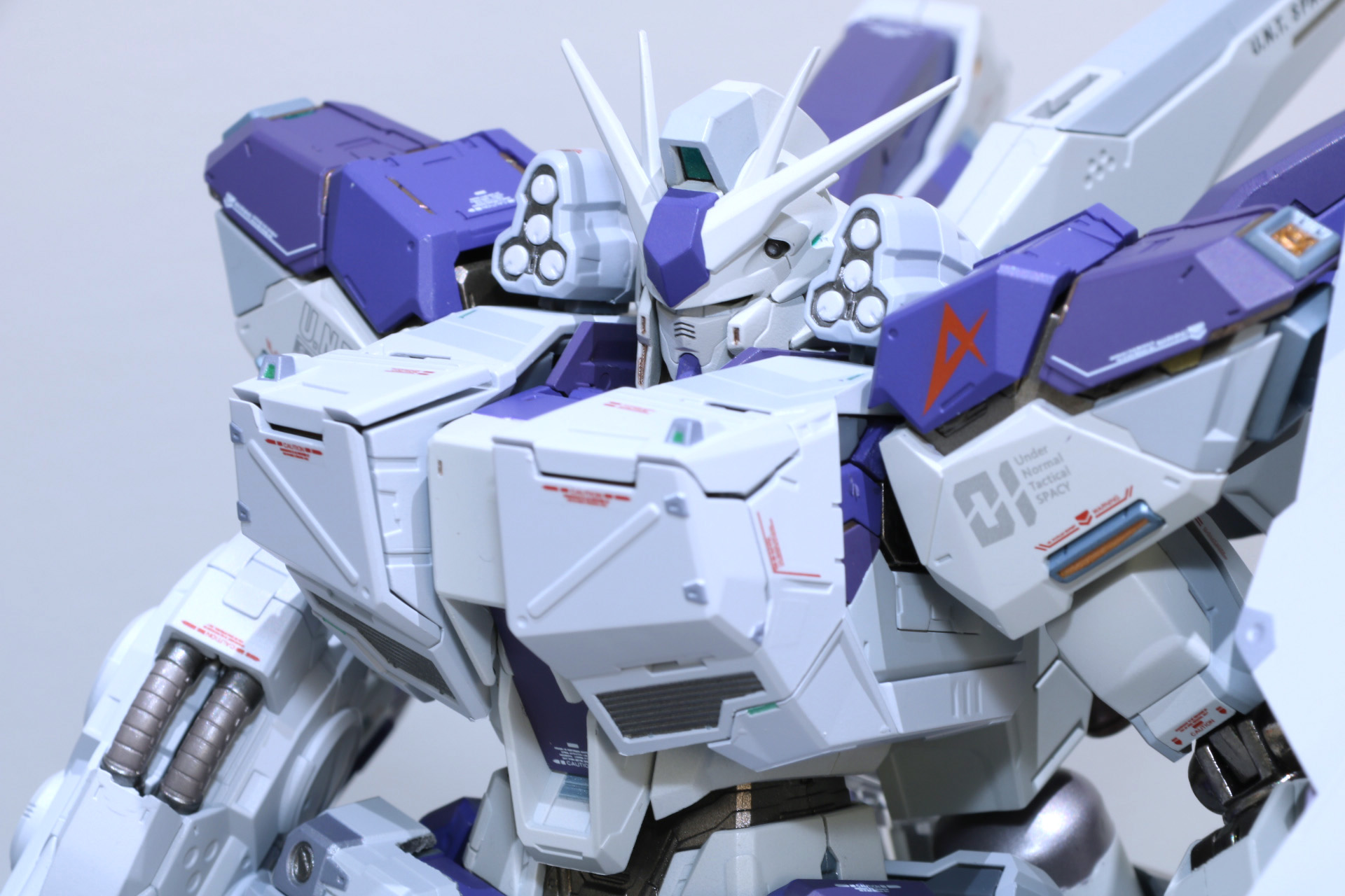 「METAL BUILD Hi-νガンダム」は白が強調されたような印象