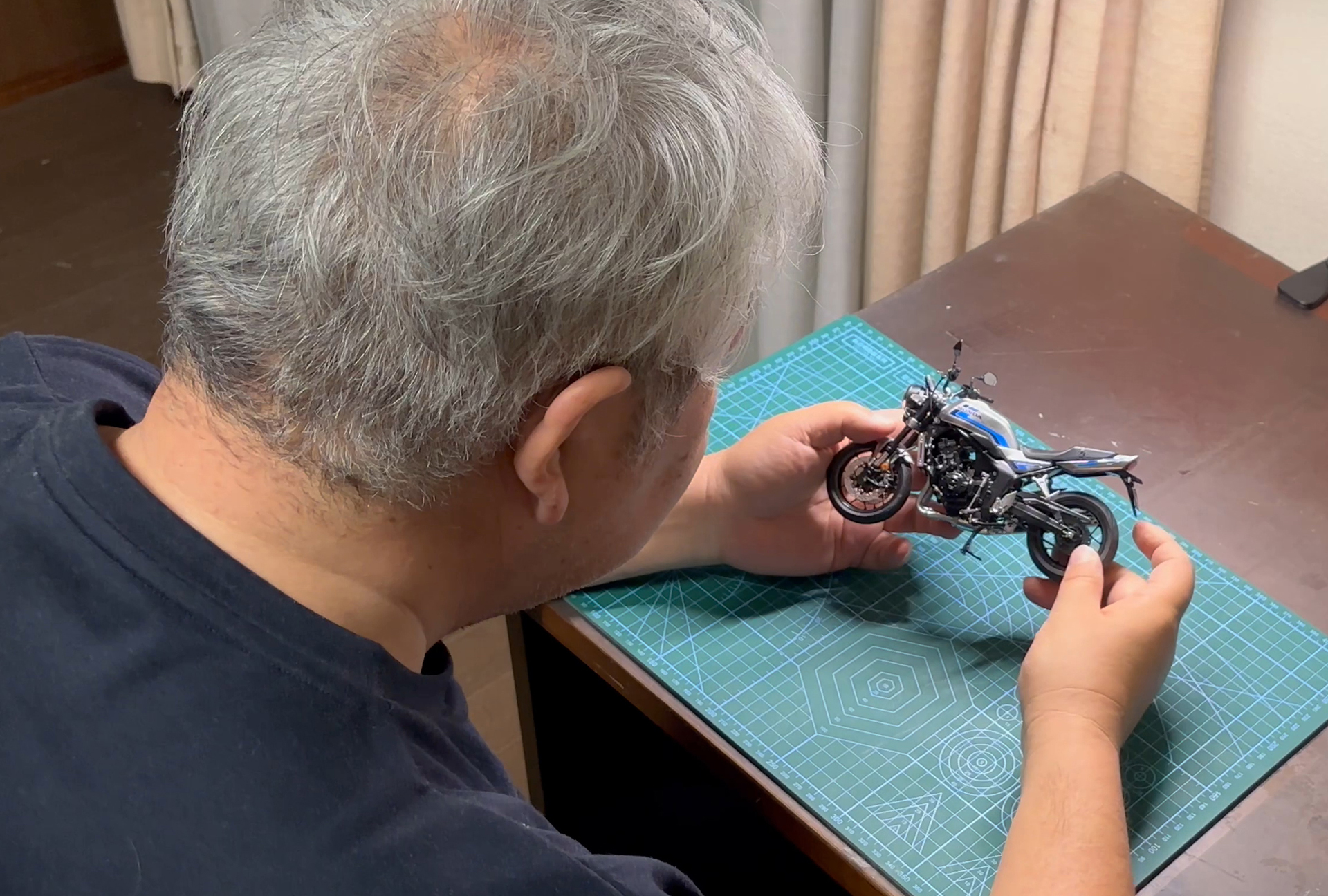 組み立てたプラモデルをじっくりと鑑賞