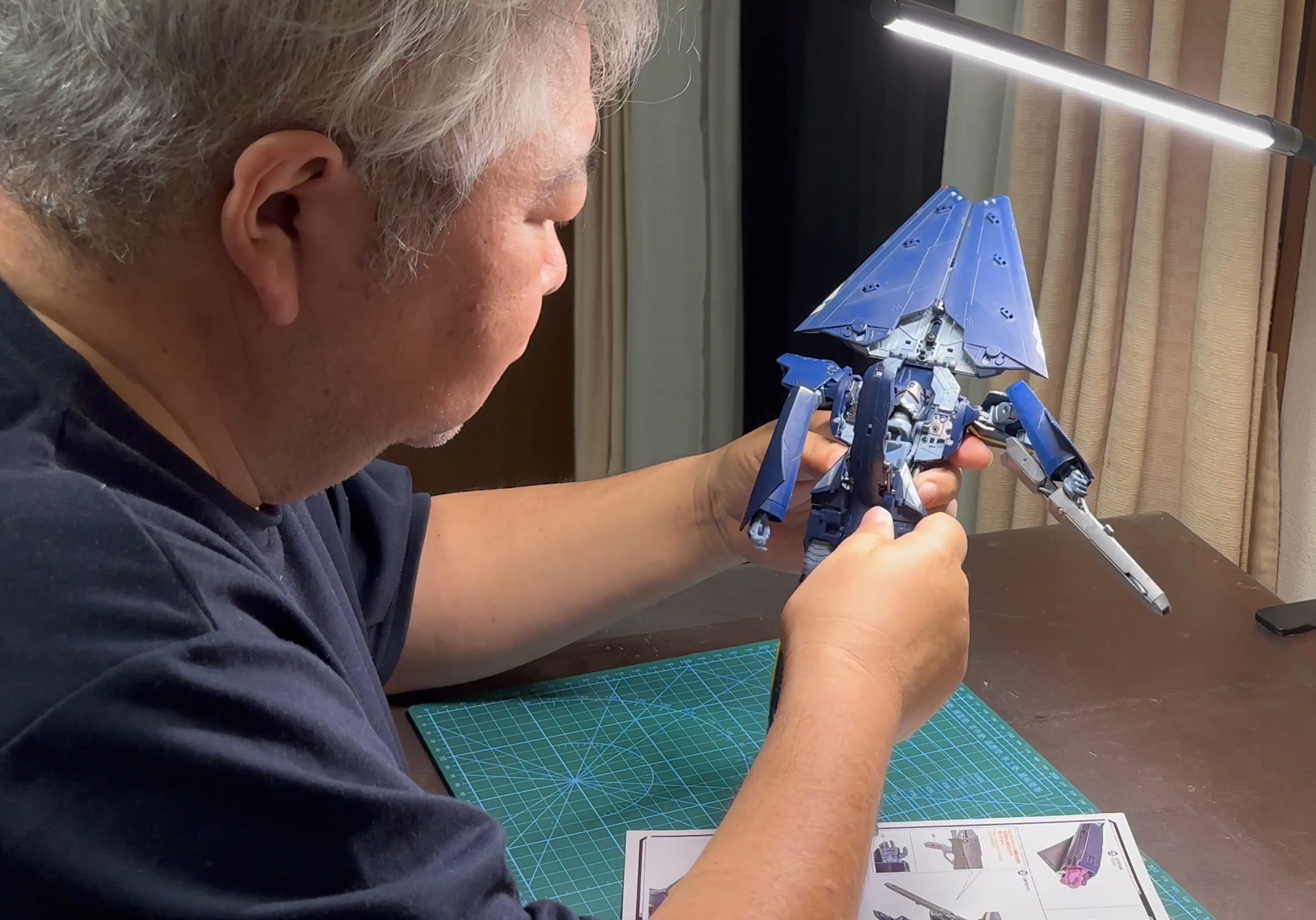 BANDAI SPIRITSの「DX超合金 VF-17S ナイトメアステルスバルキリー（ガムリン木崎機）」は3段変形が最高に楽しいが、しっかりした構造と精密な表現が楽しめる一方、細かい部品を動かしたり、時には力を込めてロックを外すなど、結構集中力が必要となる