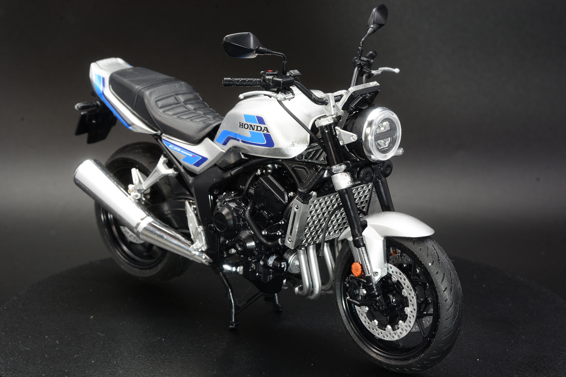 タミヤの「1/12 Honda CB1000F」は4月18日発売で、価格は4,620円。非常に精密なプラモデル。それでいながら組み立てがしやすいだけでなく、色分けも考えられており、簡単な部分塗装でカッコ良く仕上がる