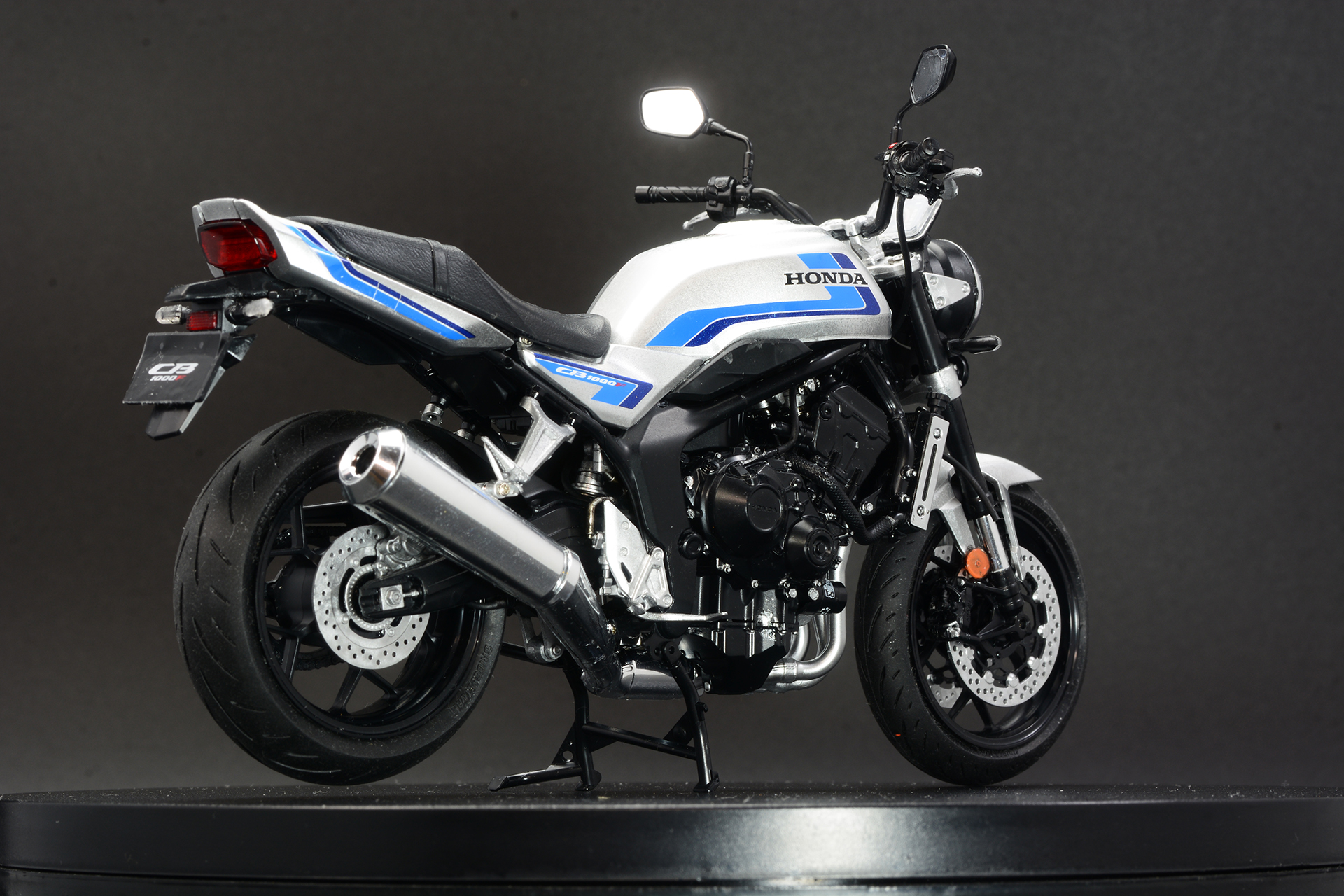 タミヤの「1/12 Honda CB1000F」は4月18日発売で、価格は4,620円。非常に精密なプラモデル。それでいながら組み立てがしやすいだけでなく、色分けも考えられており、簡単な部分塗装でカッコ良く仕上がる