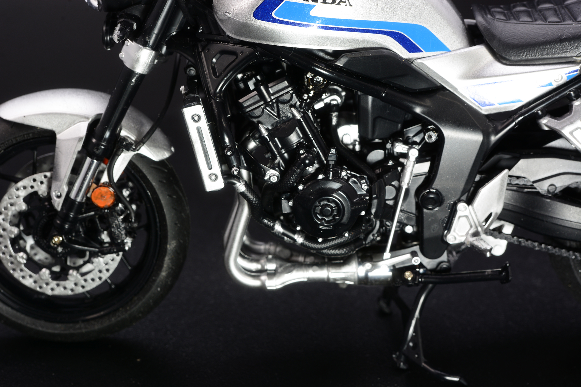 タミヤの「1/12 Honda CB1000F」は4月18日発売で、価格は4,620円。非常に精密なプラモデル。それでいながら組み立てがしやすいだけでなく、色分けも考えられており、簡単な部分塗装でカッコ良く仕上がる