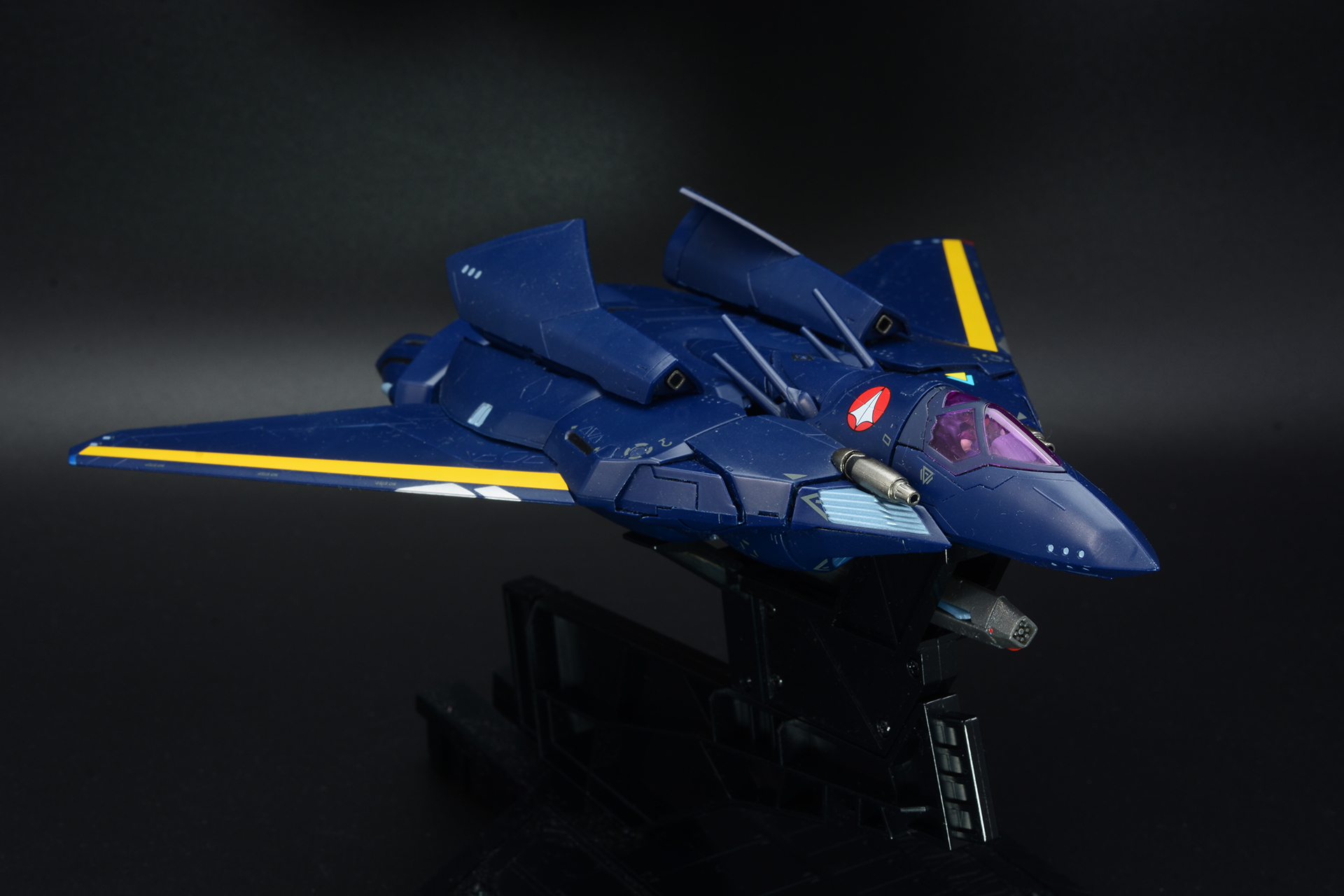 BANDAI SPIRITSの「DX超合金 VF-17S ナイトメアステルスバルキリー（ガムリン木崎機）」は、3月20日発売、29,700円。VF-171からの逆算で設計されており、スマートな印象だ