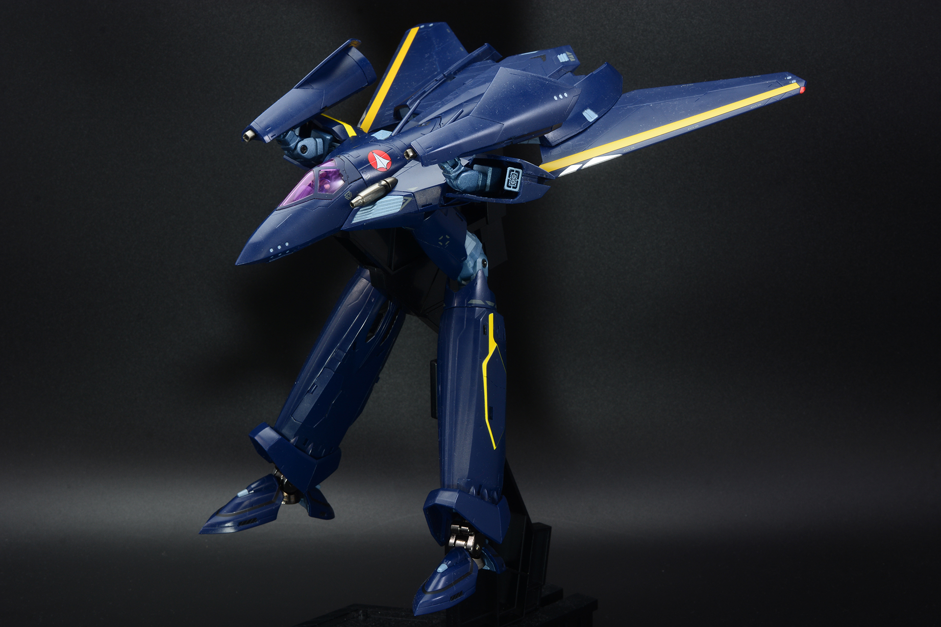 BANDAI SPIRITSの「DX超合金 VF-17S ナイトメアステルスバルキリー（ガムリン木崎機）」は、3月20日発売、29,700円。VF-171からの逆算で設計されており、スマートな印象だ