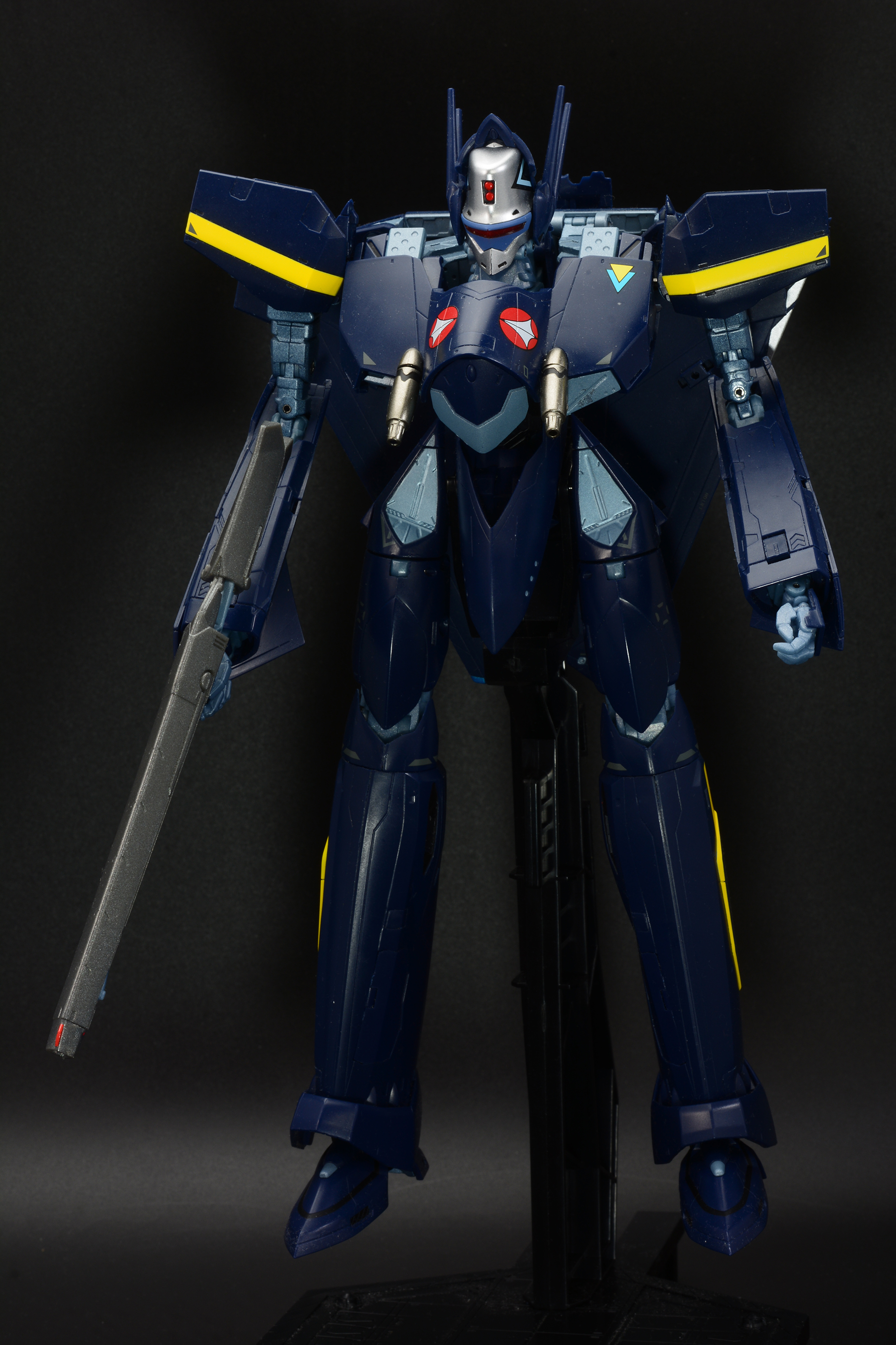 BANDAI SPIRITSの「DX超合金 VF-17S ナイトメアステルスバルキリー（ガムリン木崎機）」は、3月20日発売、29,700円。VF-171からの逆算で設計されており、スマートな印象だ