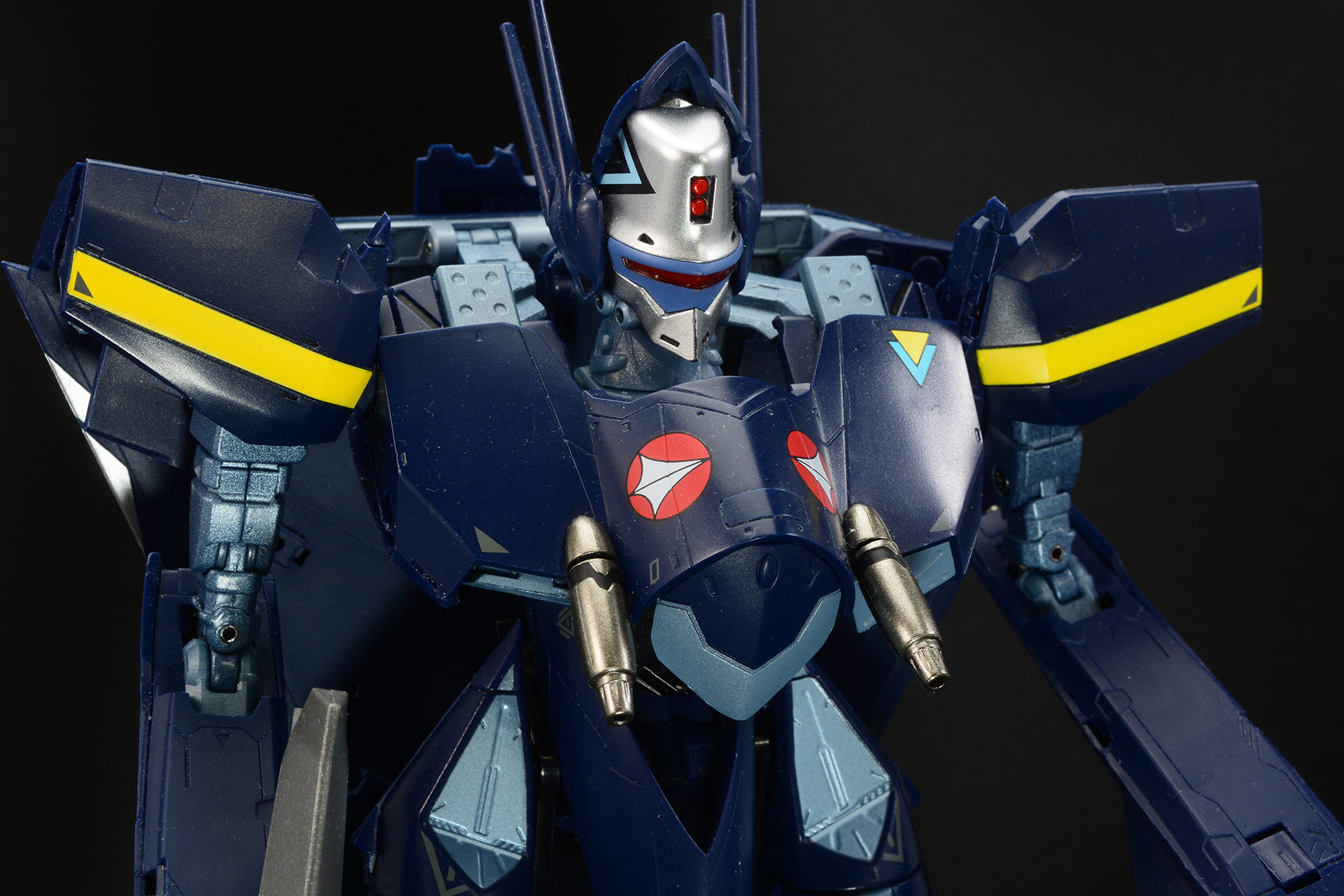 BANDAI SPIRITSの「DX超合金 VF-17S ナイトメアステルスバルキリー（ガムリン木崎機）」は、3月20日発売、29,700円。VF-171からの逆算で設計されており、スマートな印象だ