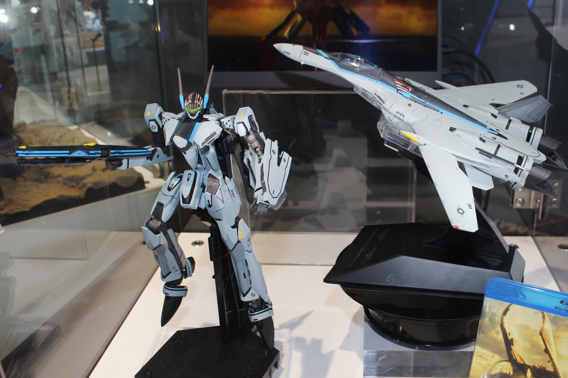 「DX超合金VF-25 メサイアバルキリー トップガン マーヴェリックVer.」。9月発売予定。価格は26,400円。左がバトロイド形態、右がファイター形態