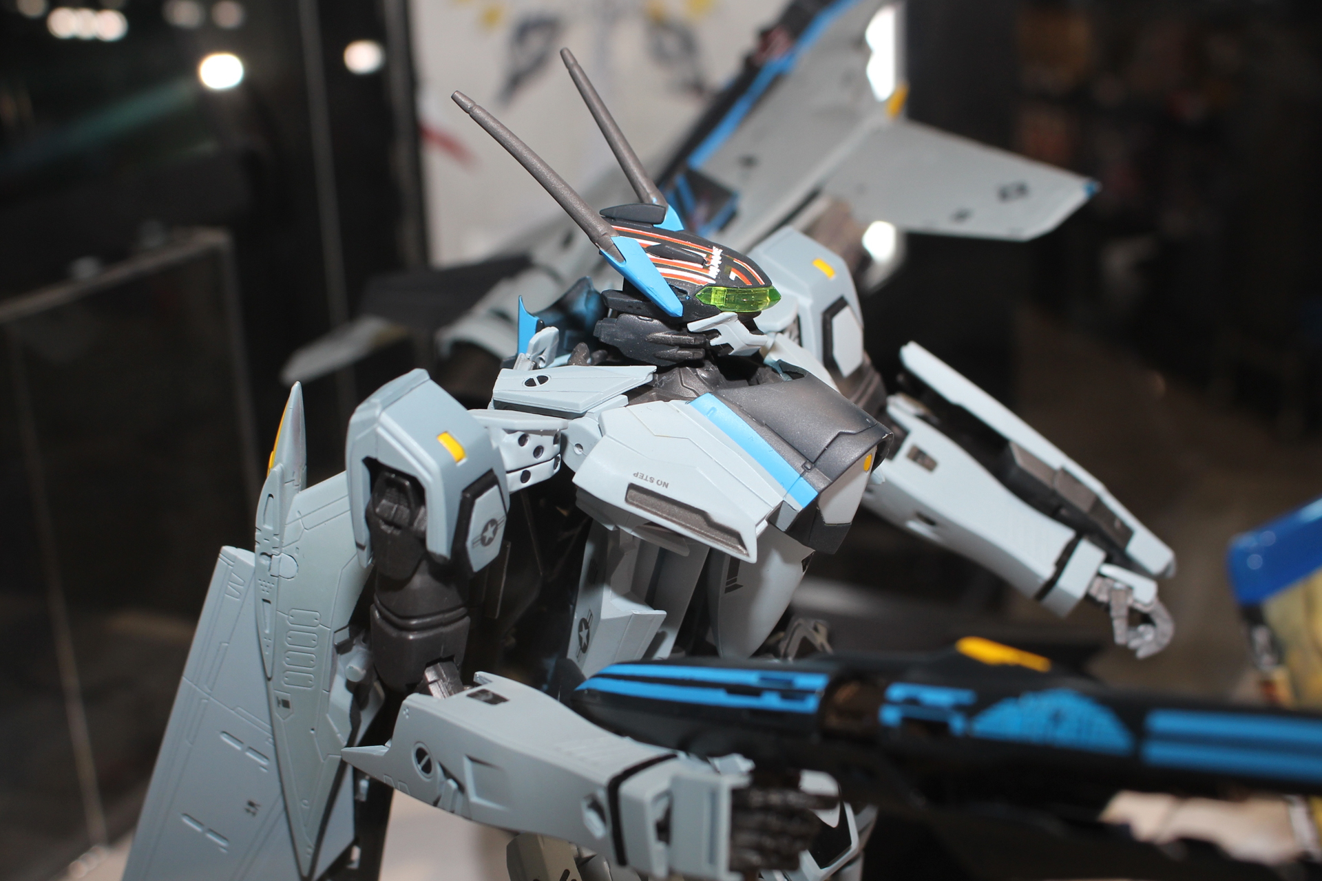 ガンポッドには「トップガン マーヴェリック」のロゴが入っている。この状態は上下逆だが、ファイター時に機体下に懸下することで正位置となる仕組み