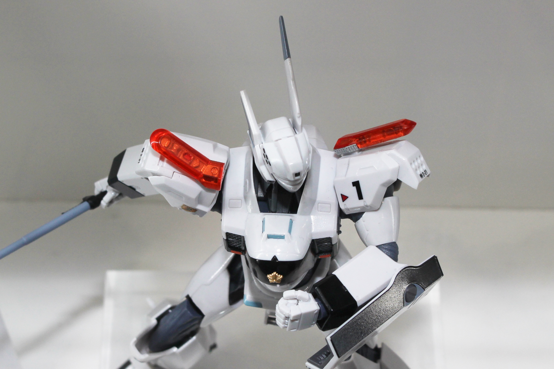 旧1号機から明確に形状が変わったのは肩アーマーとパトランプ