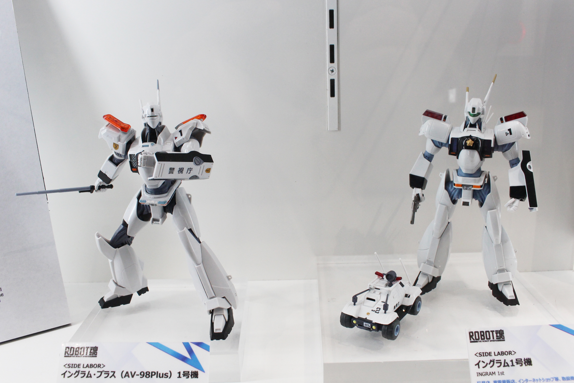 右が「ROBOT魂 ＜SIDE LABOR＞ イングラム1号機」。形状だけでなく関節部のカバーの表現もわずかに違っている