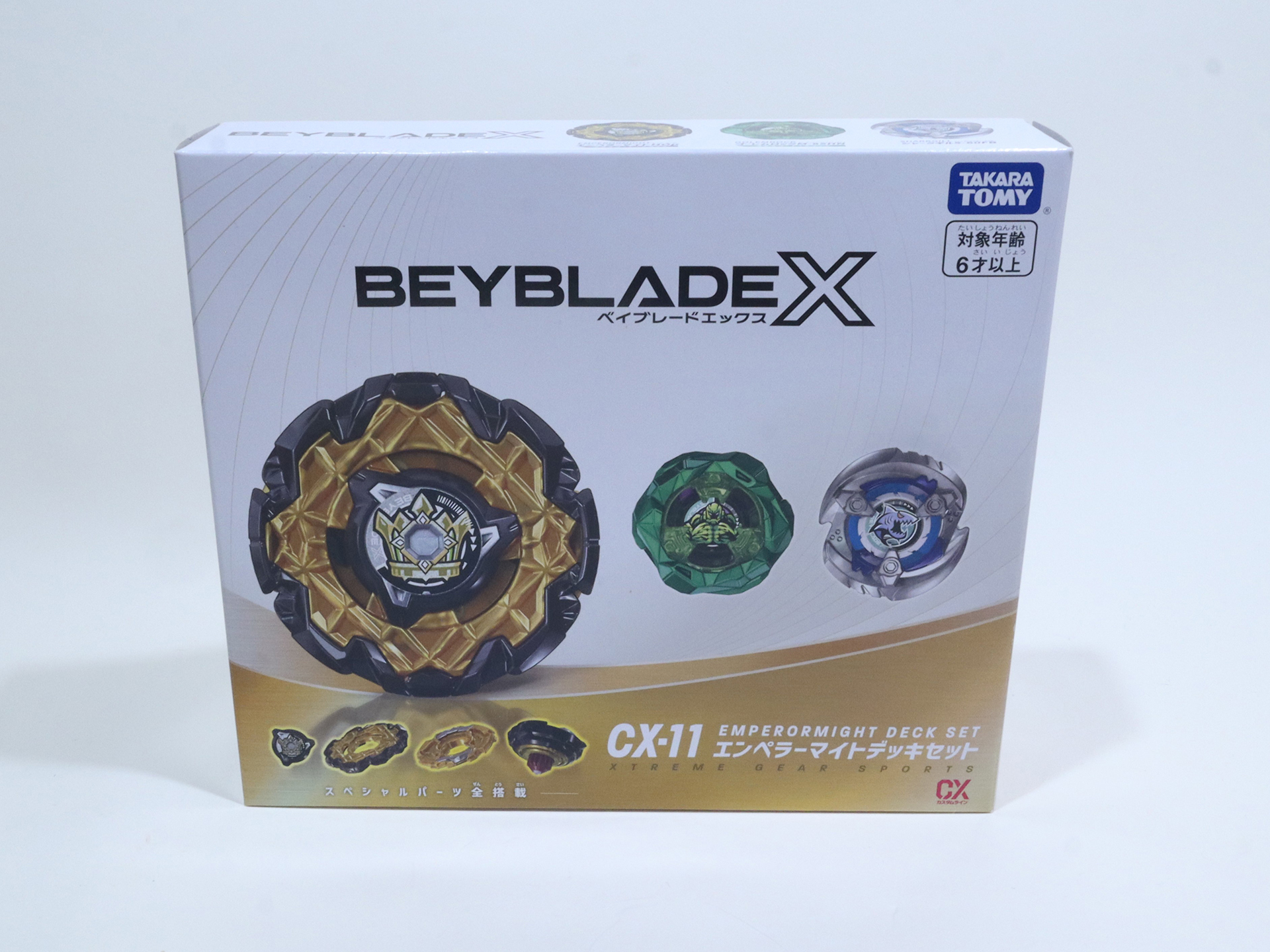 2025年11月発売のデッキセット「CX-11 セット エンペラーマイトデッキセット」は「エンペラーマイト」以外にも「ゴーレムロックM-85HN」、「シャークギル5-60FB」の計3つのベイが入っており、単体で3on3のデッキが構築できる優れモノ。価格は税込5,000円だがランチャーは含まれていない。