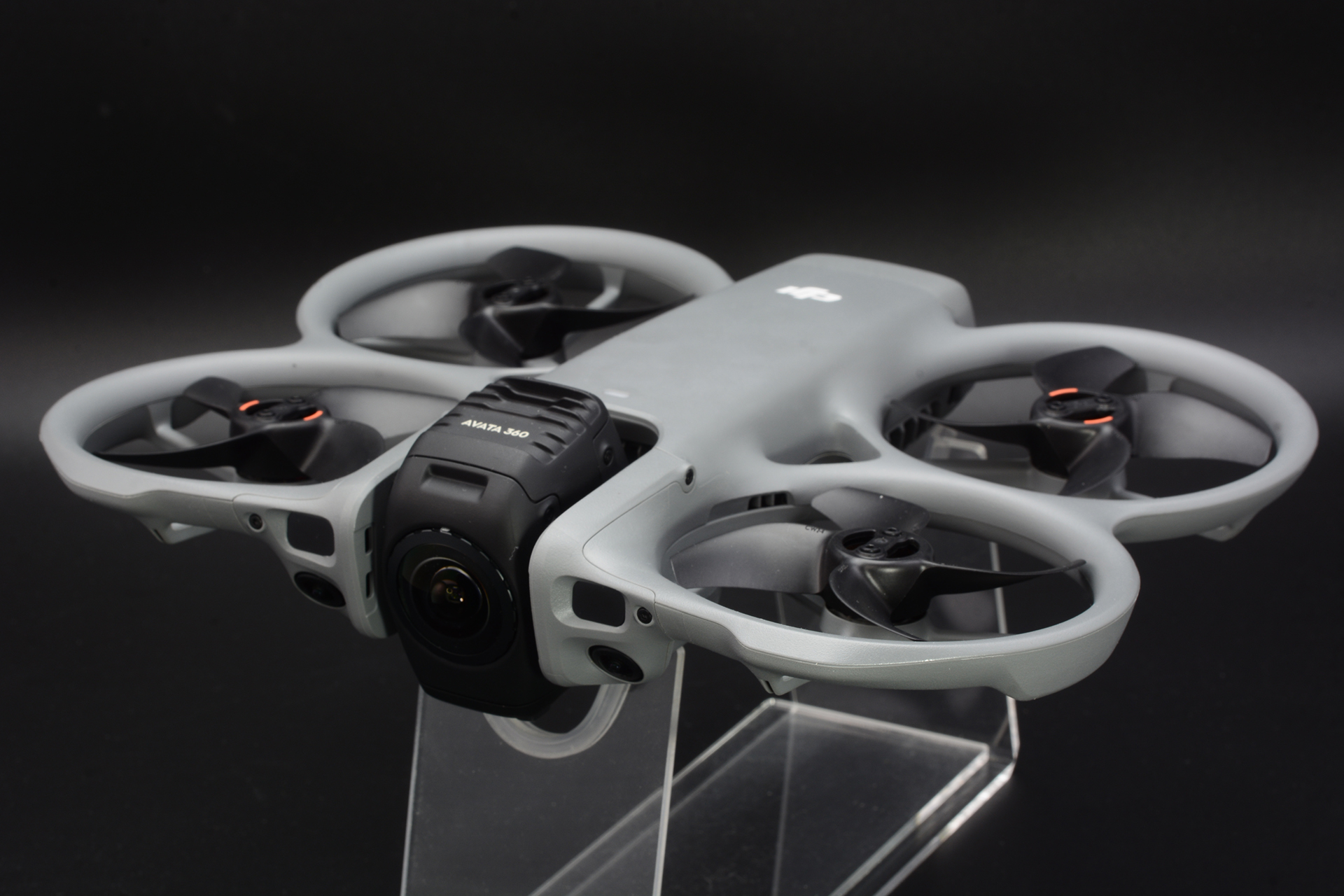 ドローンの周囲全景を撮影できる「DJI Avata 360」。ドローンのカメラの方向を考えず撮影でき、編集ソフトで凝った映像表現が可能だが、近くの映像は魚眼レンズのように歪んでしまうなど独特の癖がある。ドローンによるユニークな映像表現をしてみたい人にお勧めだ