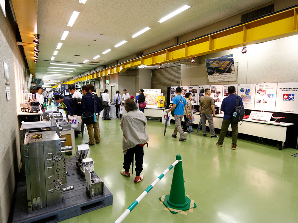 金型工場見学＆射出成形機実演