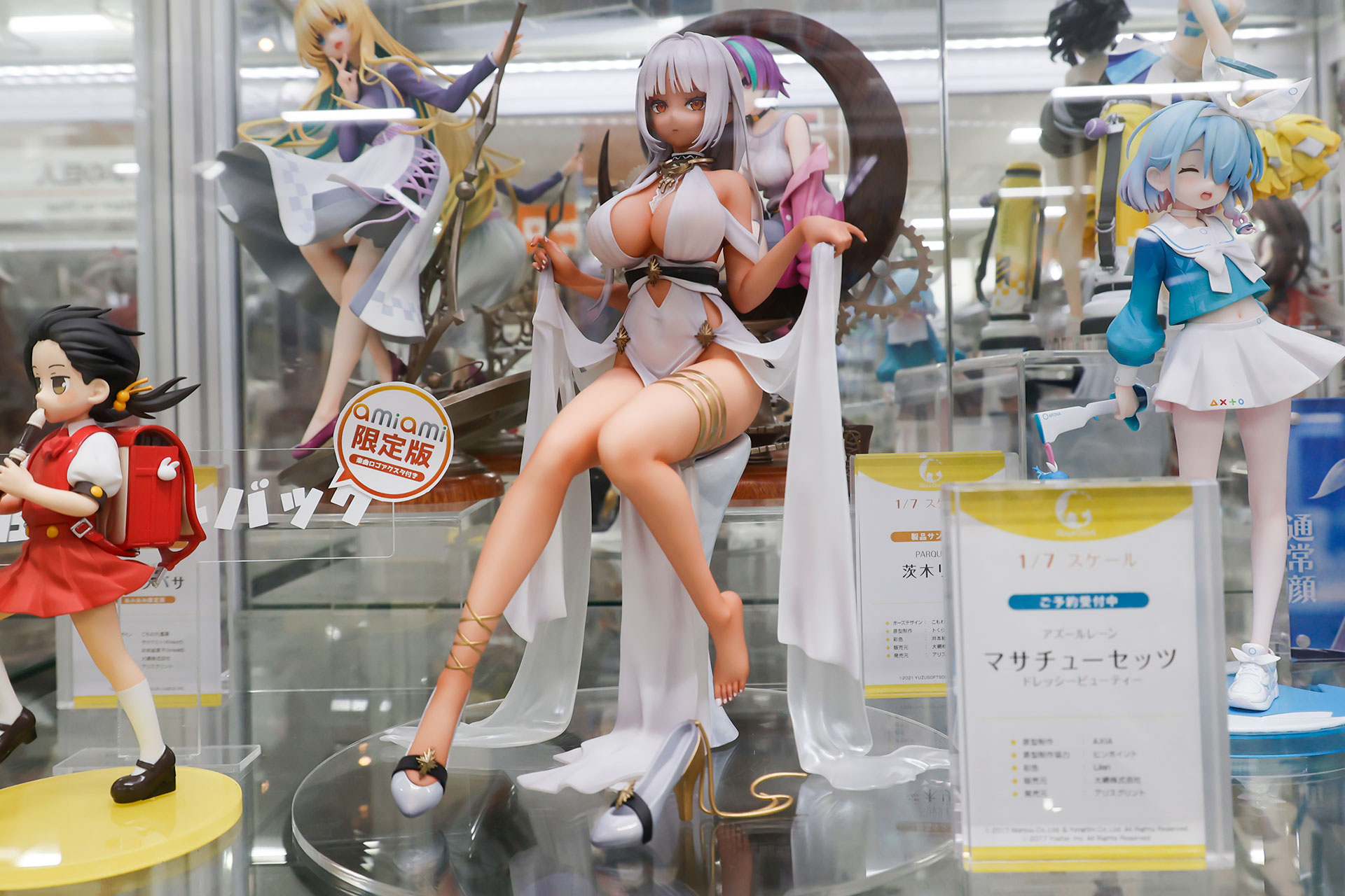 フィギュアの素材はPVCとABSで、全高は約230mmだ