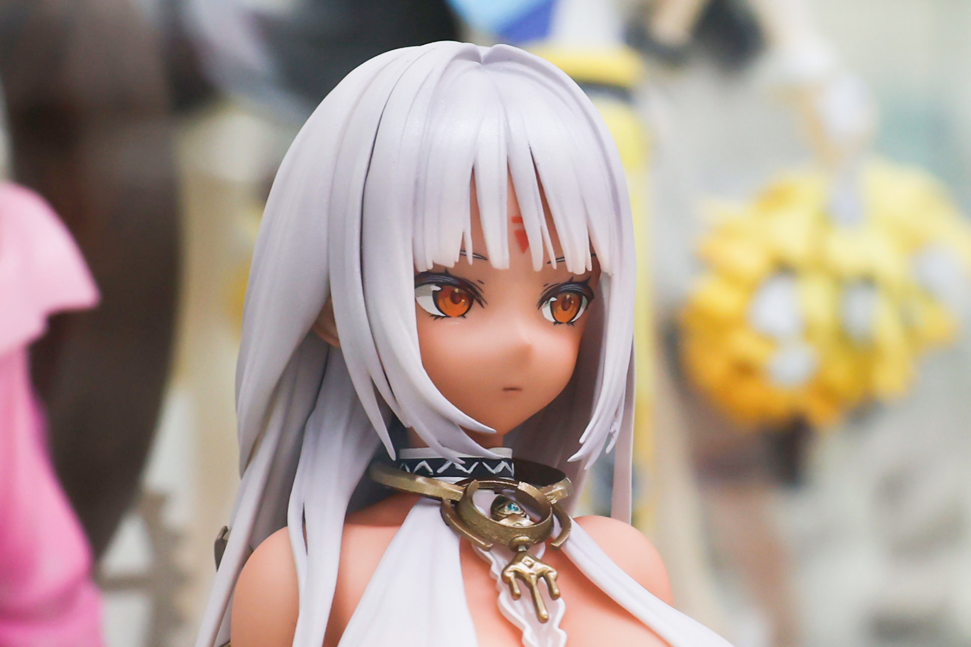 オレンジ色の瞳が神秘的だ