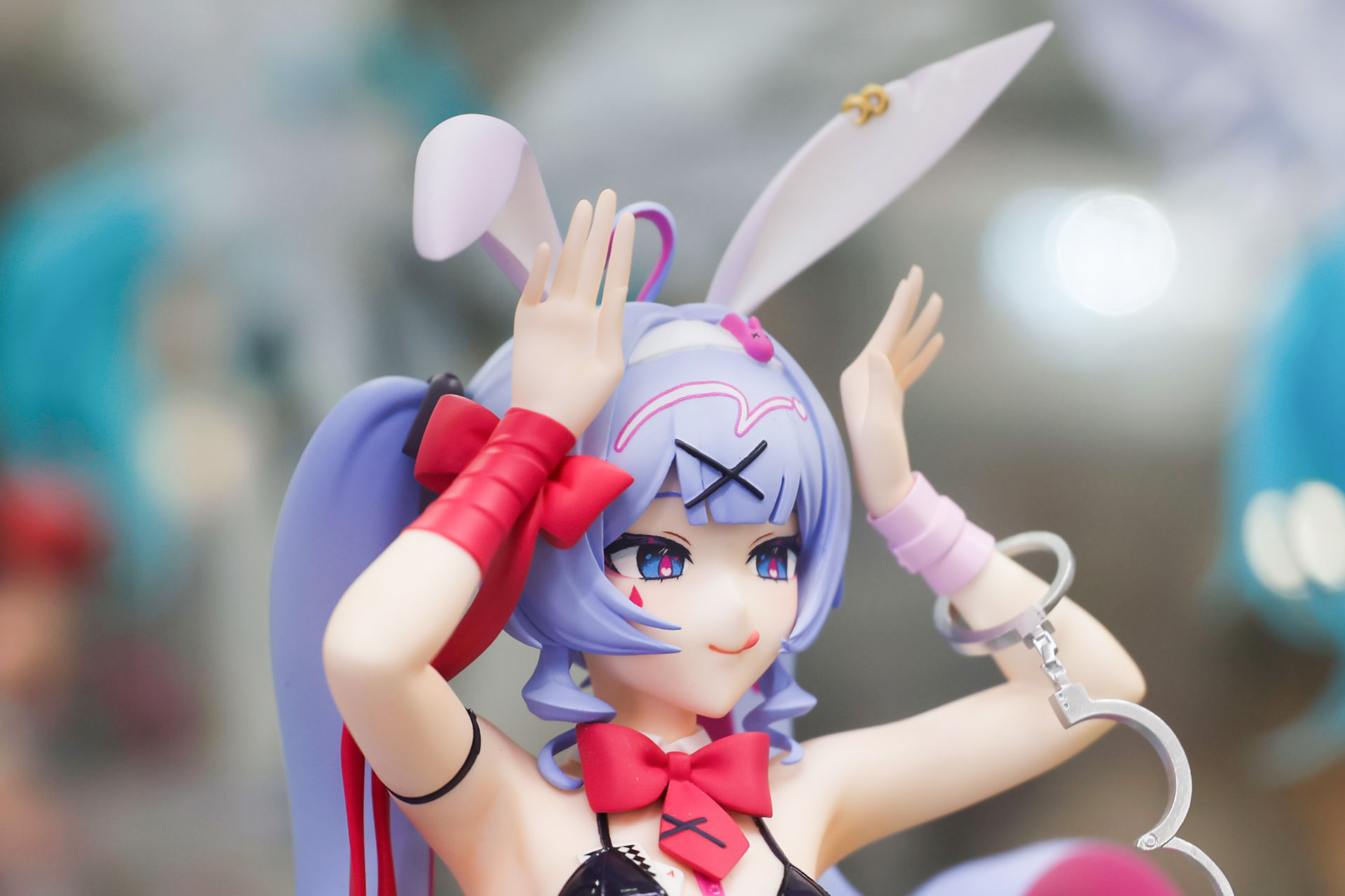 手首には赤いテープが巻かれている