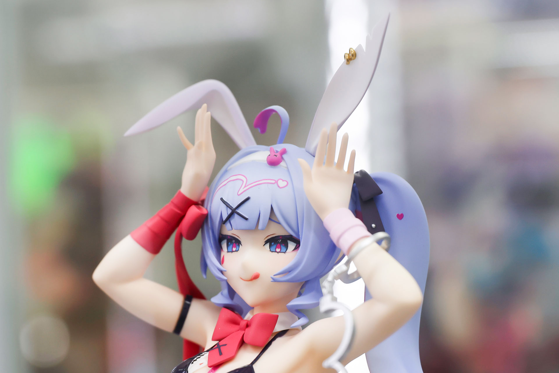 手のポーズも似合っている
