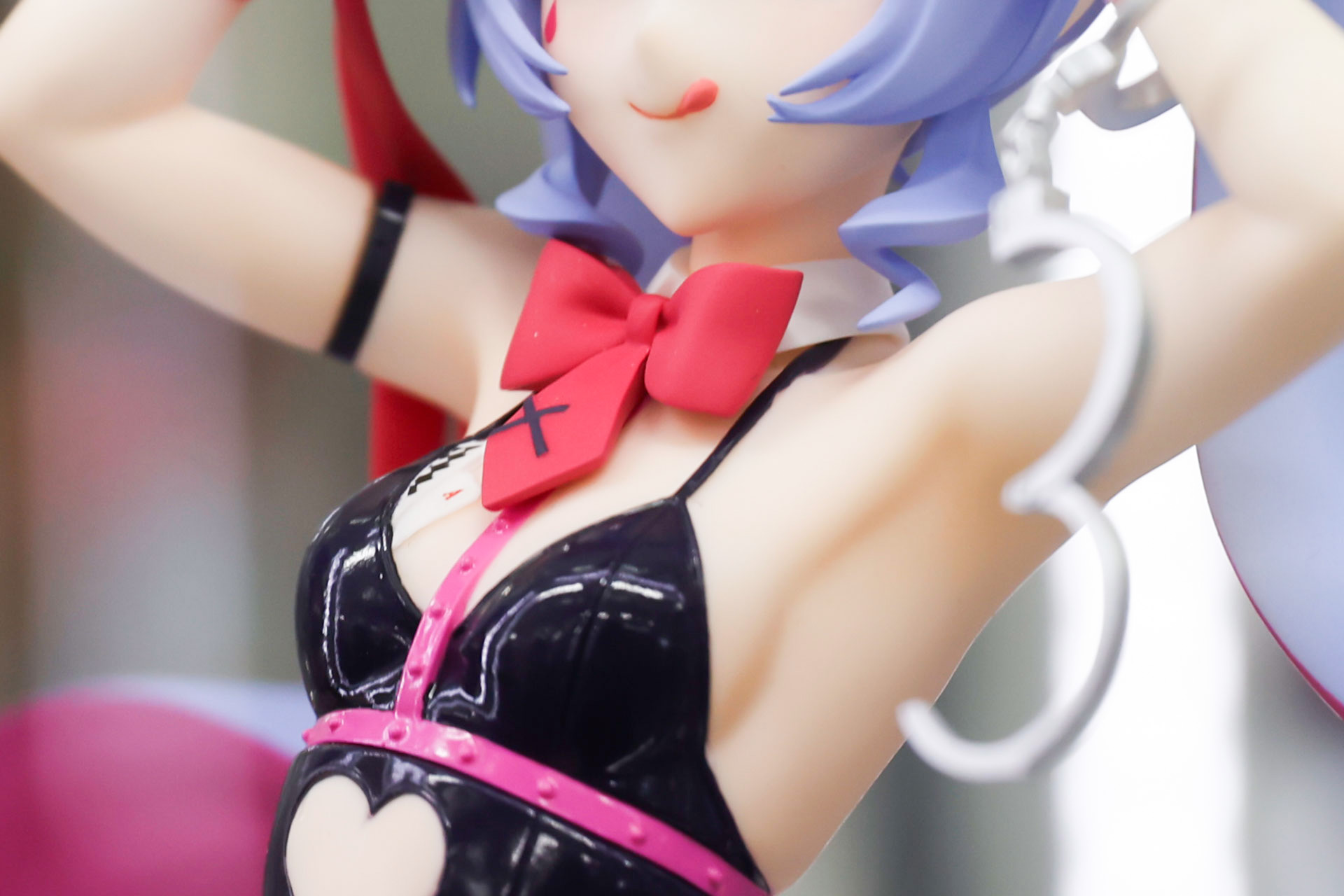 ピンクのベルトもアクセントになっている