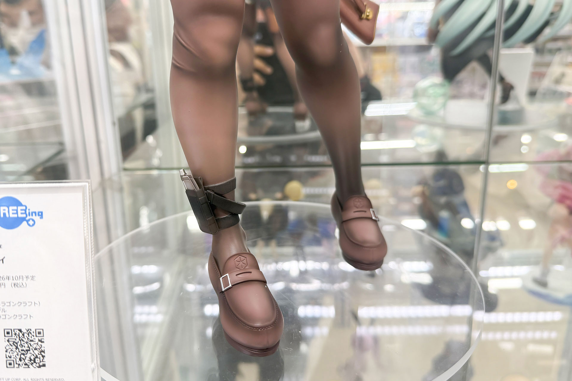 足元の靴は、ベルト部分も作り込まれている