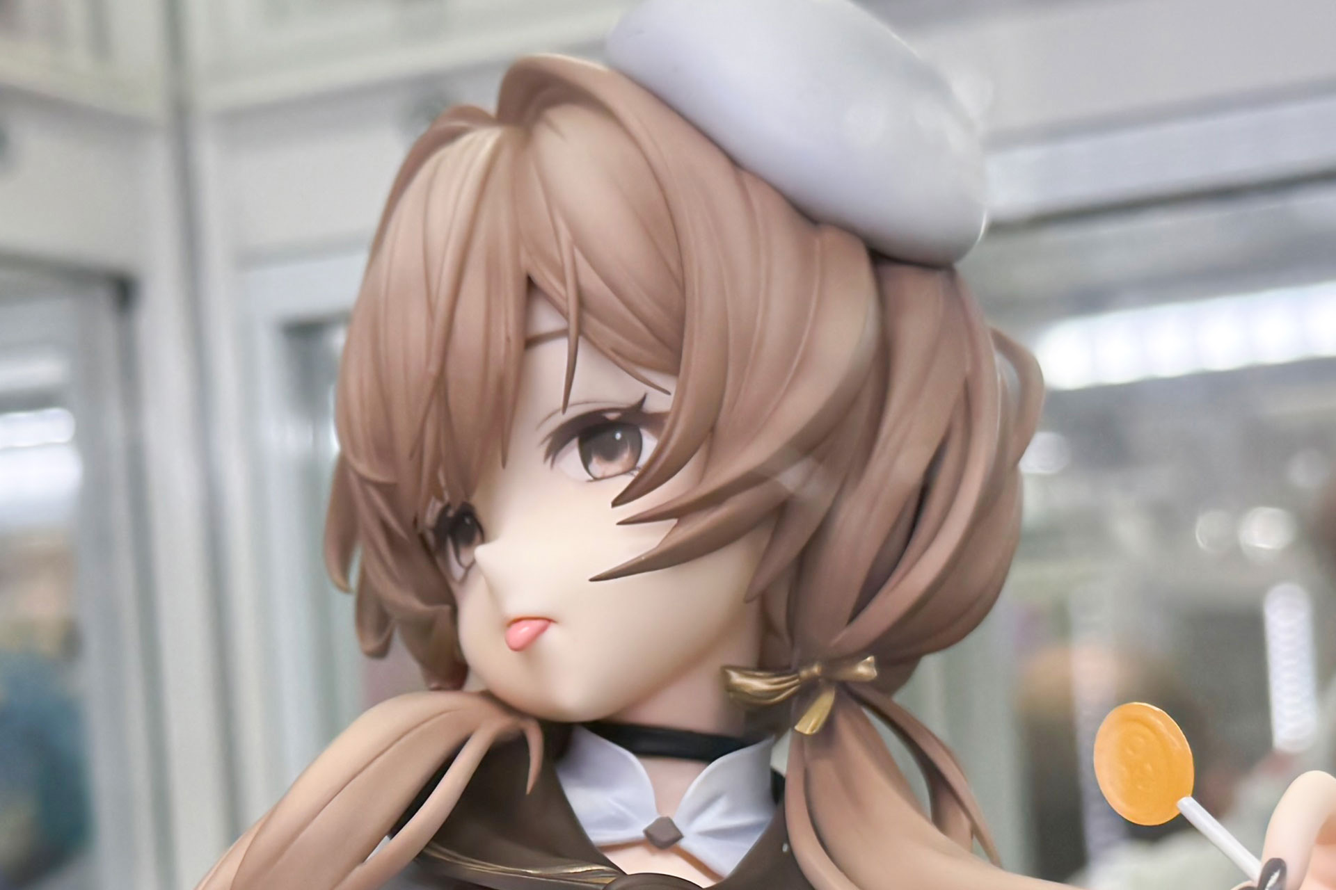 流れるような髪も丁寧に作り込まれている