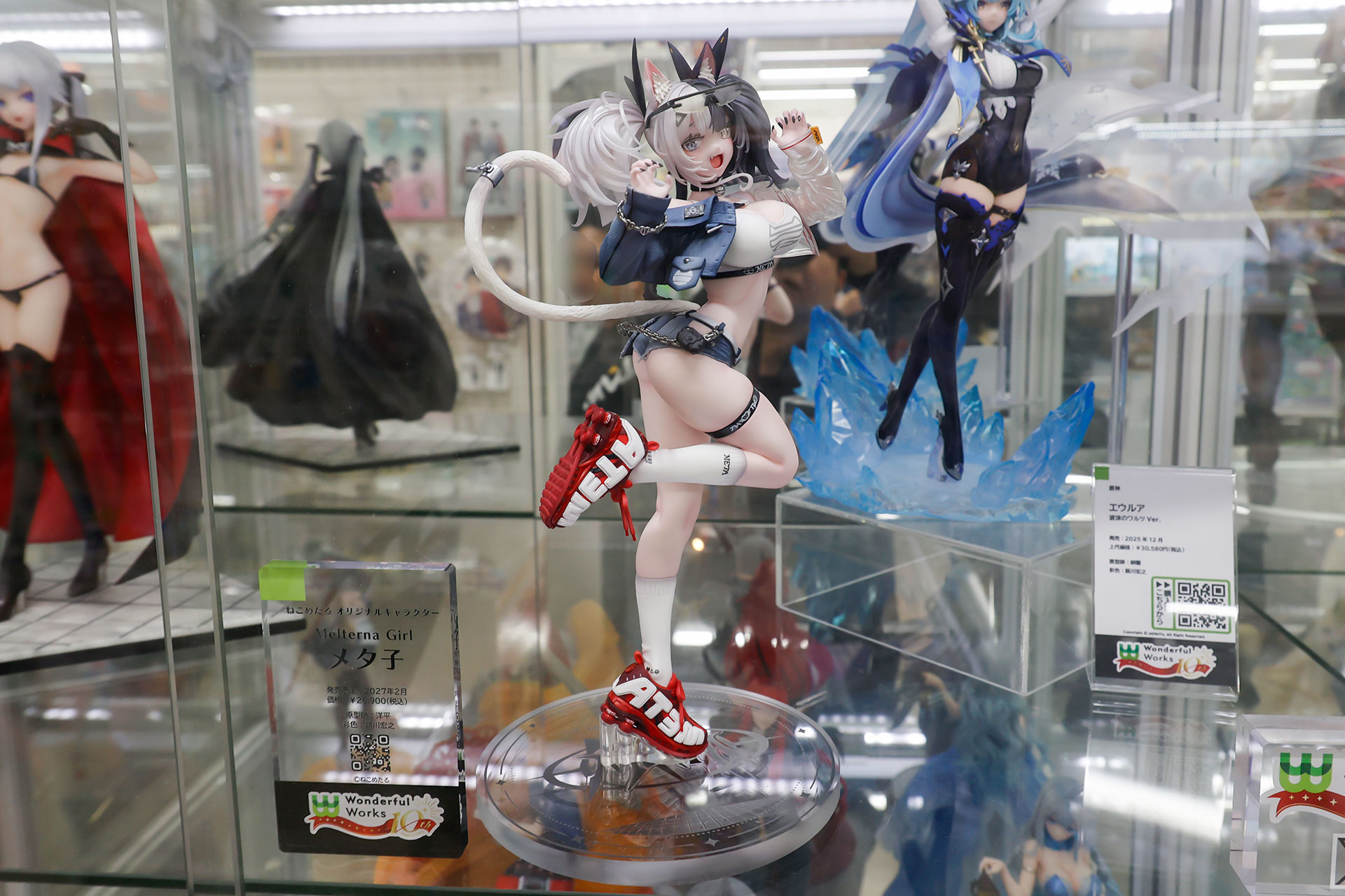 フィギュアの素材はPVCで、全高は約230mmだ