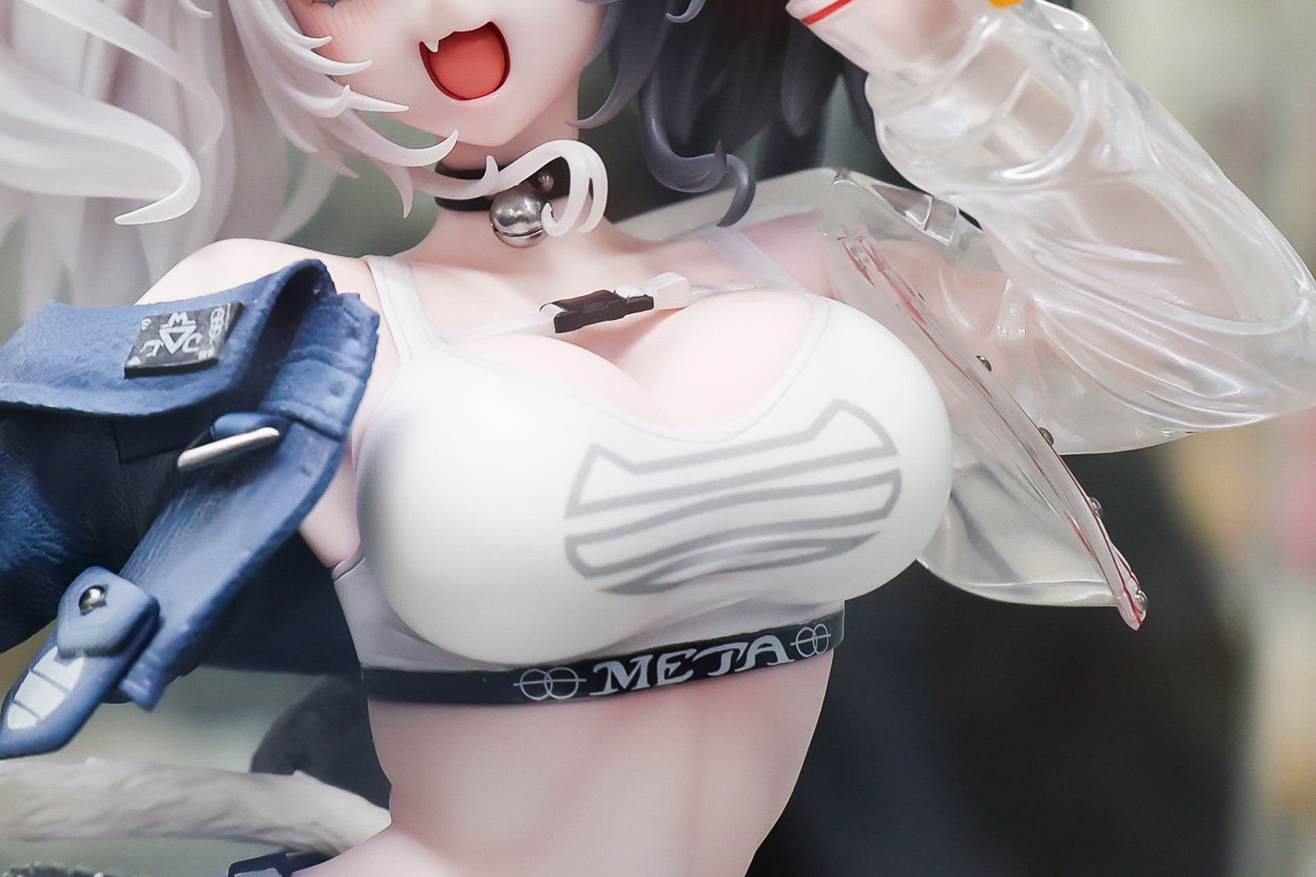 胸元はボリューム感たっぷりだ