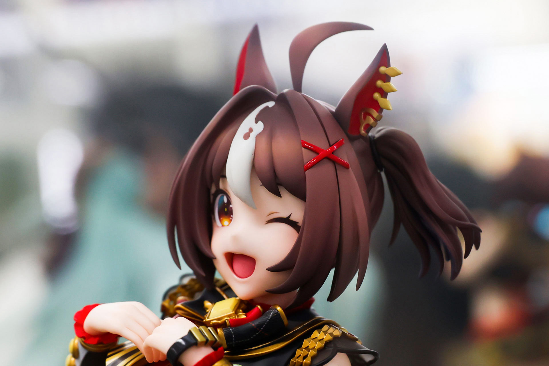 髪がふんわりと舞い上がっているようだ