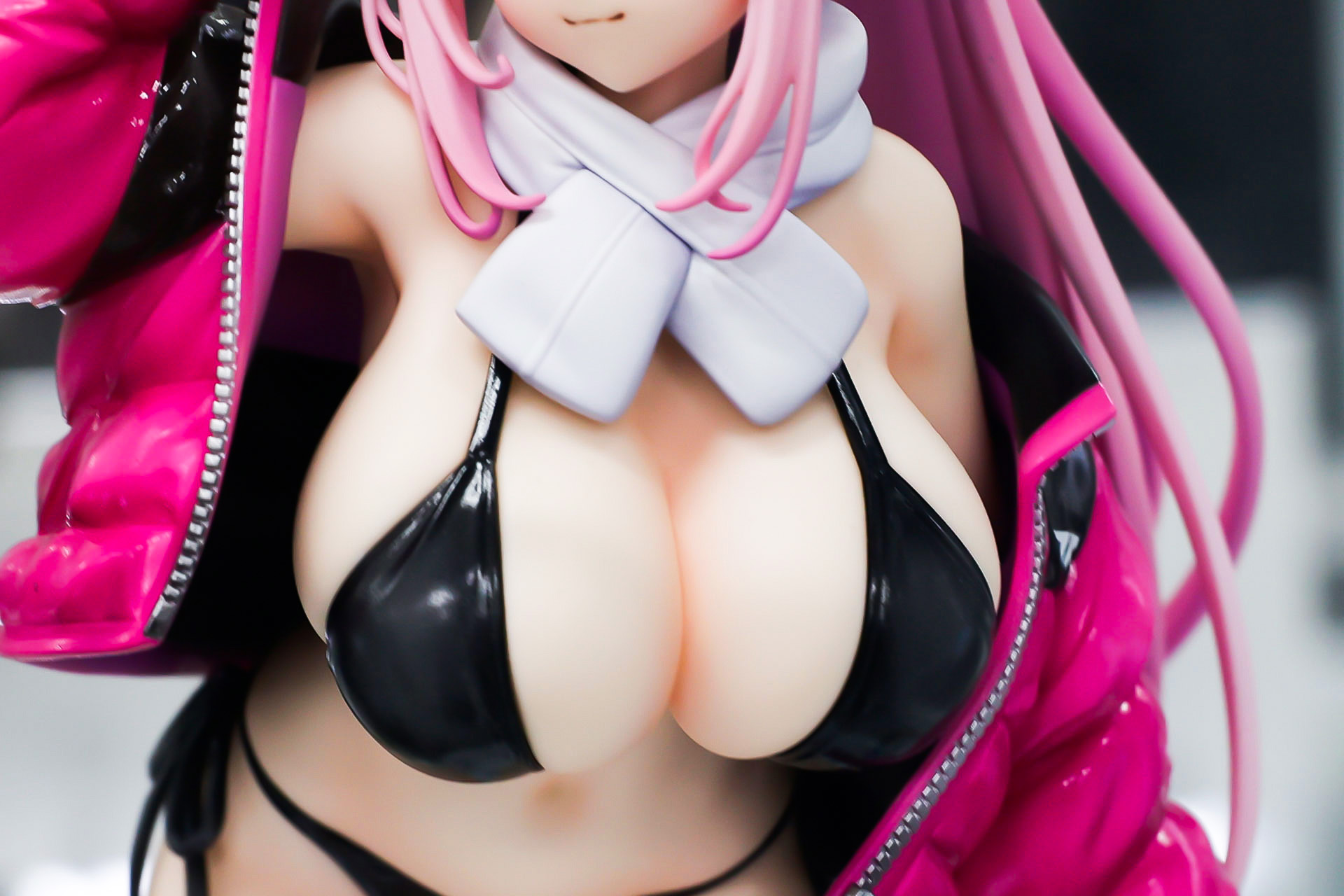 黒いビキニとピンクのジャケットの組み合わせが斬新だ