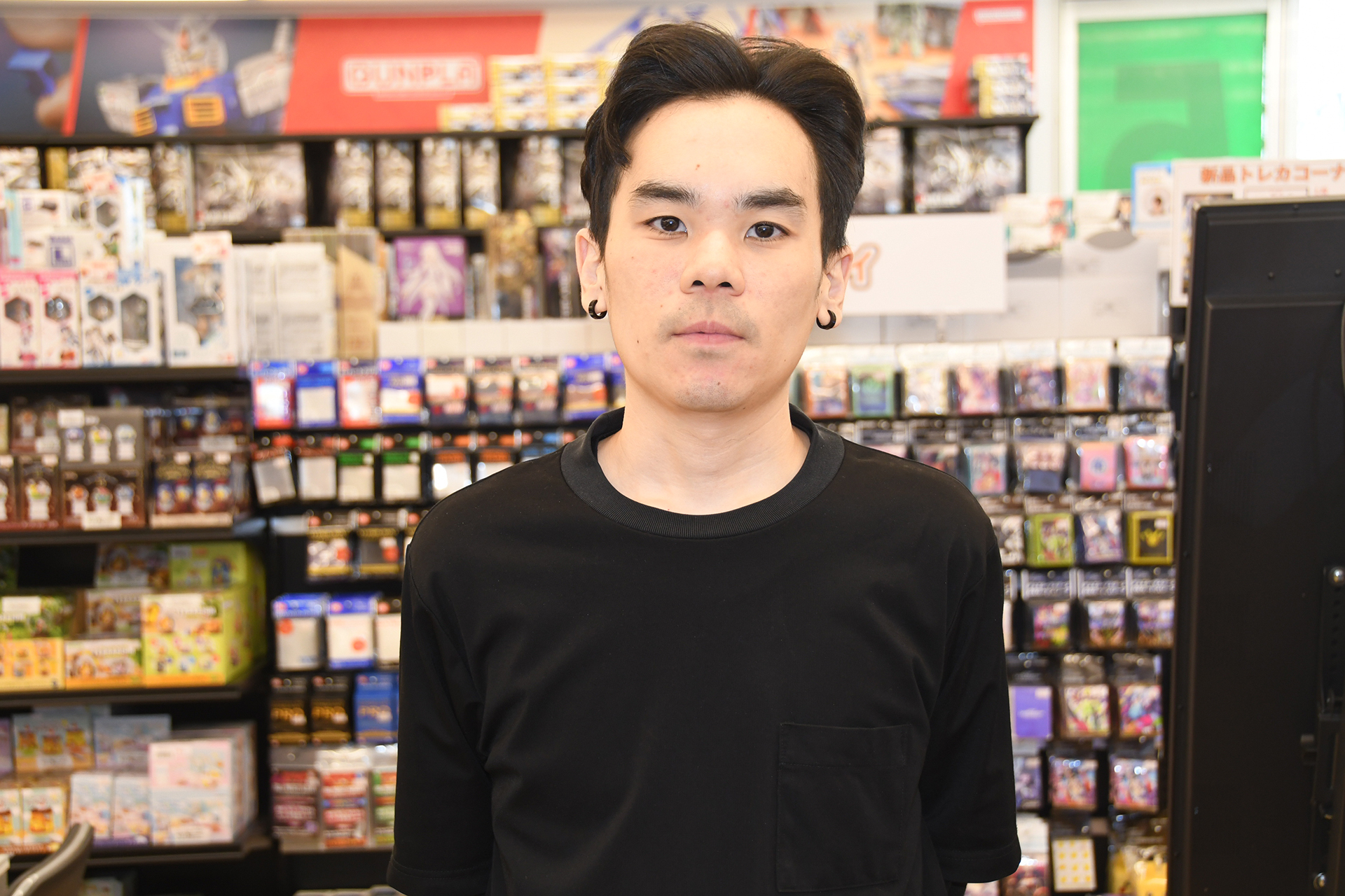 今回お話を伺った、「まちキャラ松戸店」店長の渡邉嶺樹氏。渡邉店長は隣町である千葉県柏市で2025年9月にオープンした「まちキャラ柏モディ店」の主要スタッフとして立ち上げに関わり、「まちキャラ松戸店」の店長に抜擢されたという。