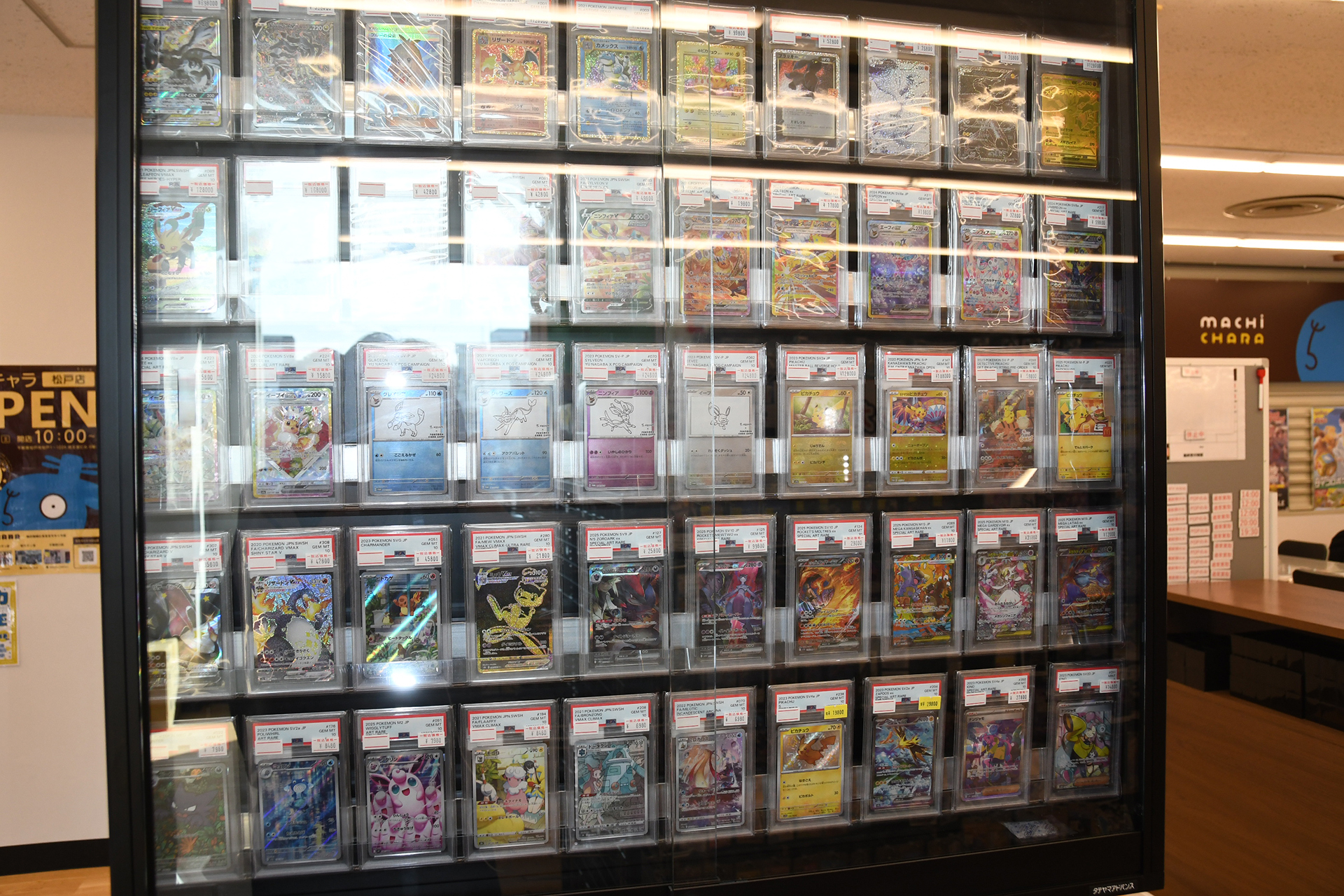 レアカード陳列コーナー。一方で自由に来場者が探せる安価な掘り出し物コーナーもある