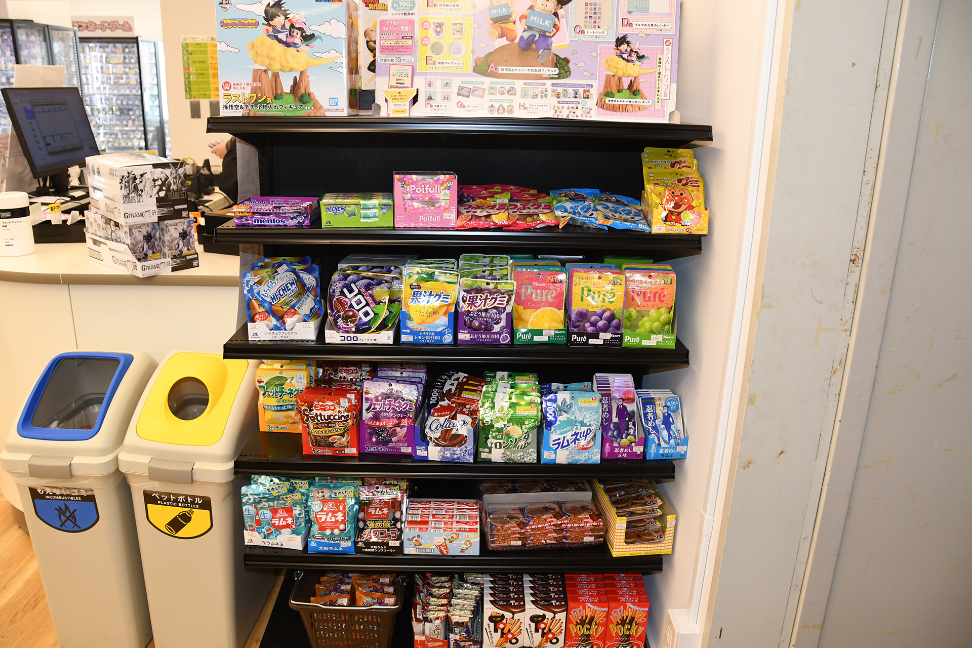 お菓子や飲み物も販売。対戦コーナーでは飲食OKだ