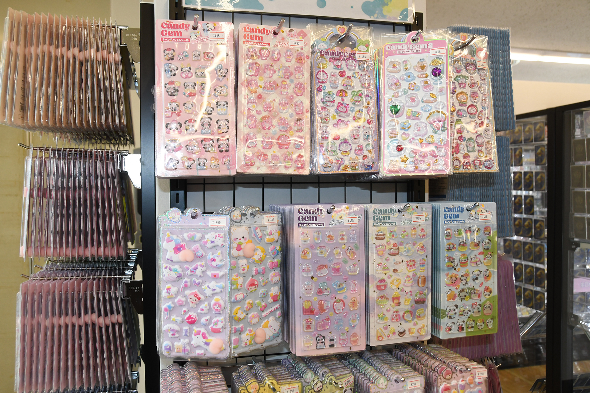 立体シールコーナーは本屋を訪れた小さい子供に人気
