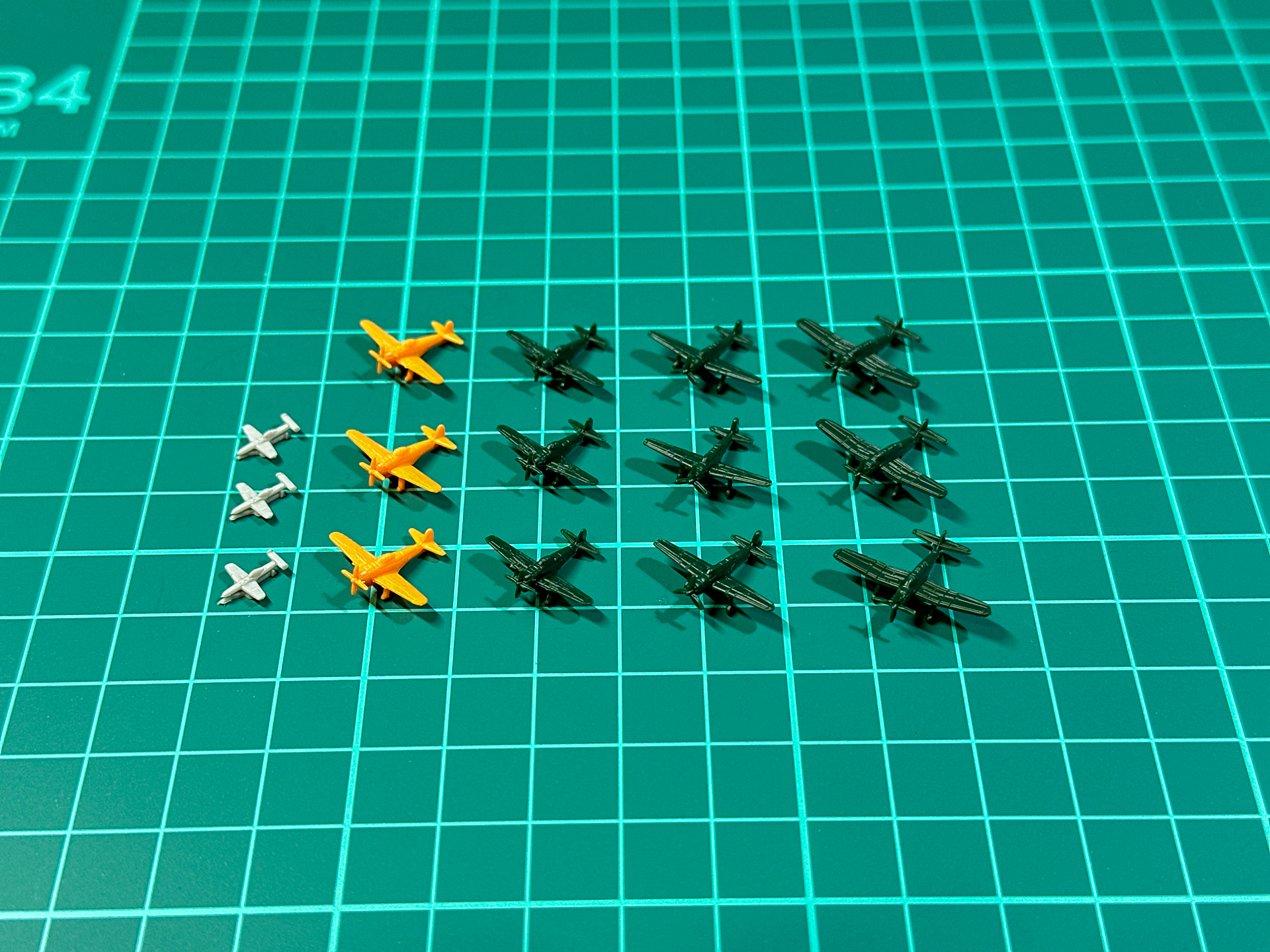 小型の艦載機はカッターマットの1cm四方のマス目に収まるほどのサイズです。どの機体も表面には細かいモールドがしっかりと彫刻されています。