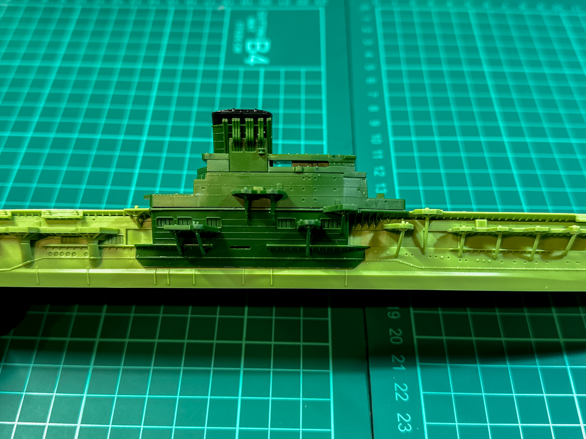 艦橋下部はせり出した部位が別パーツです。
