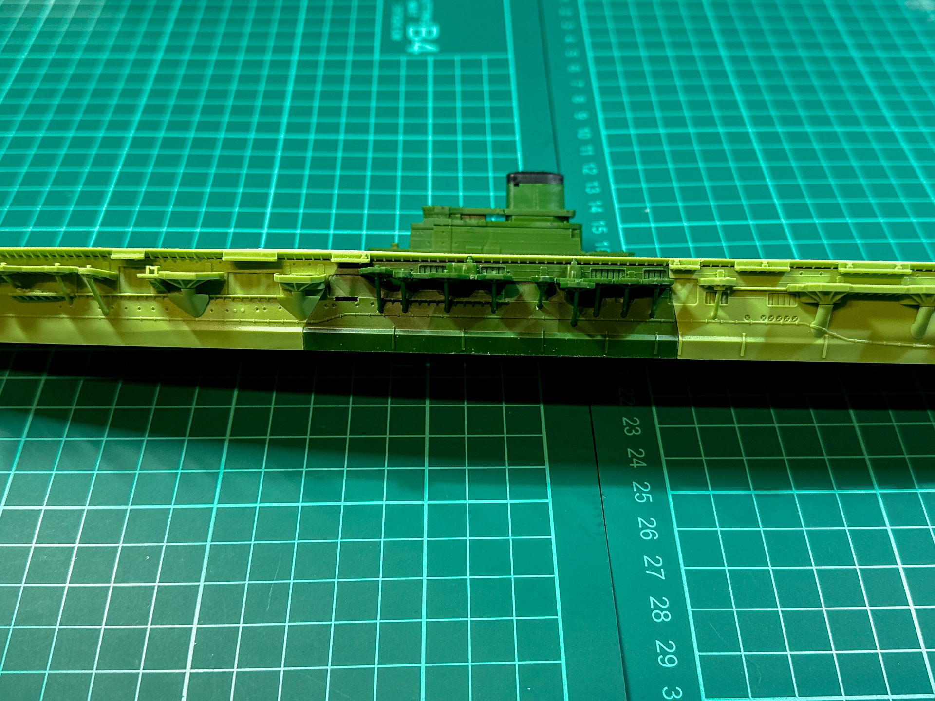 左舷艦体側面の合わせ目は実際の艦体には存在しなかったと判断しました。