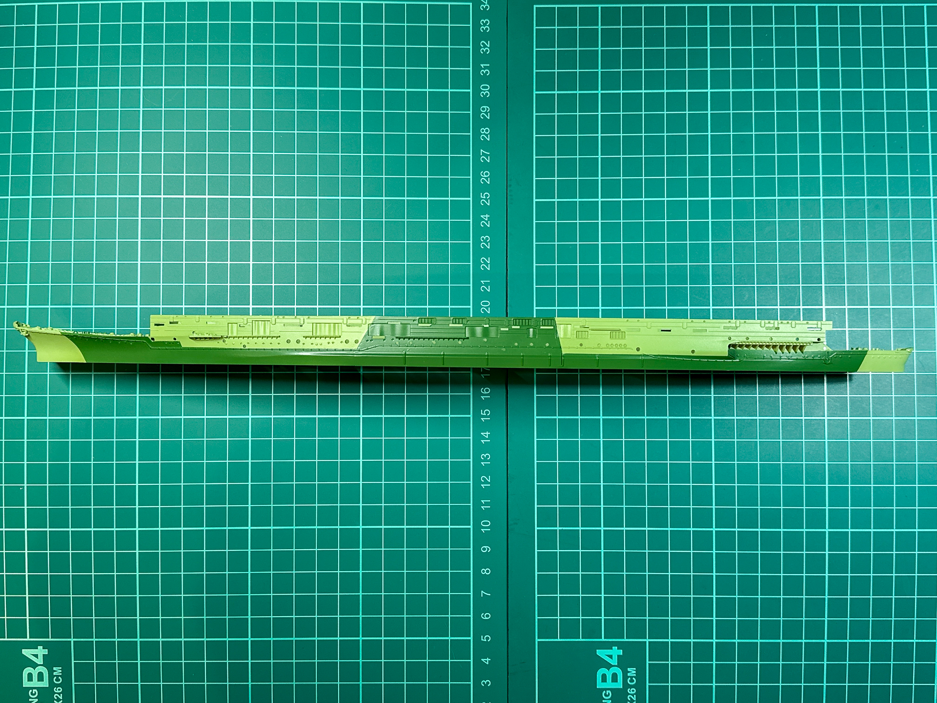 船体側面に小型の船舶柄を描くことで相手に艦種を誤認させる迷彩です。
