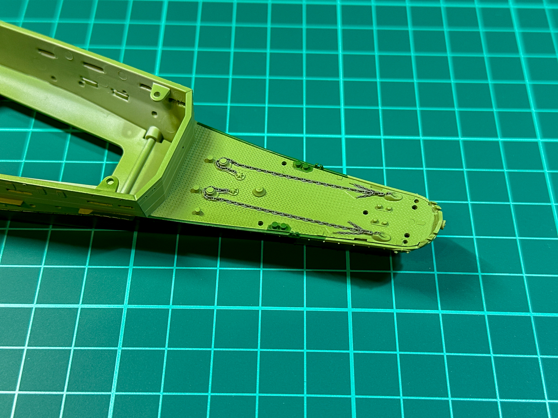 艦首部のアンカーチェーンはタミヤ「XF-56 メタリックグレイ」で筆塗りしています。